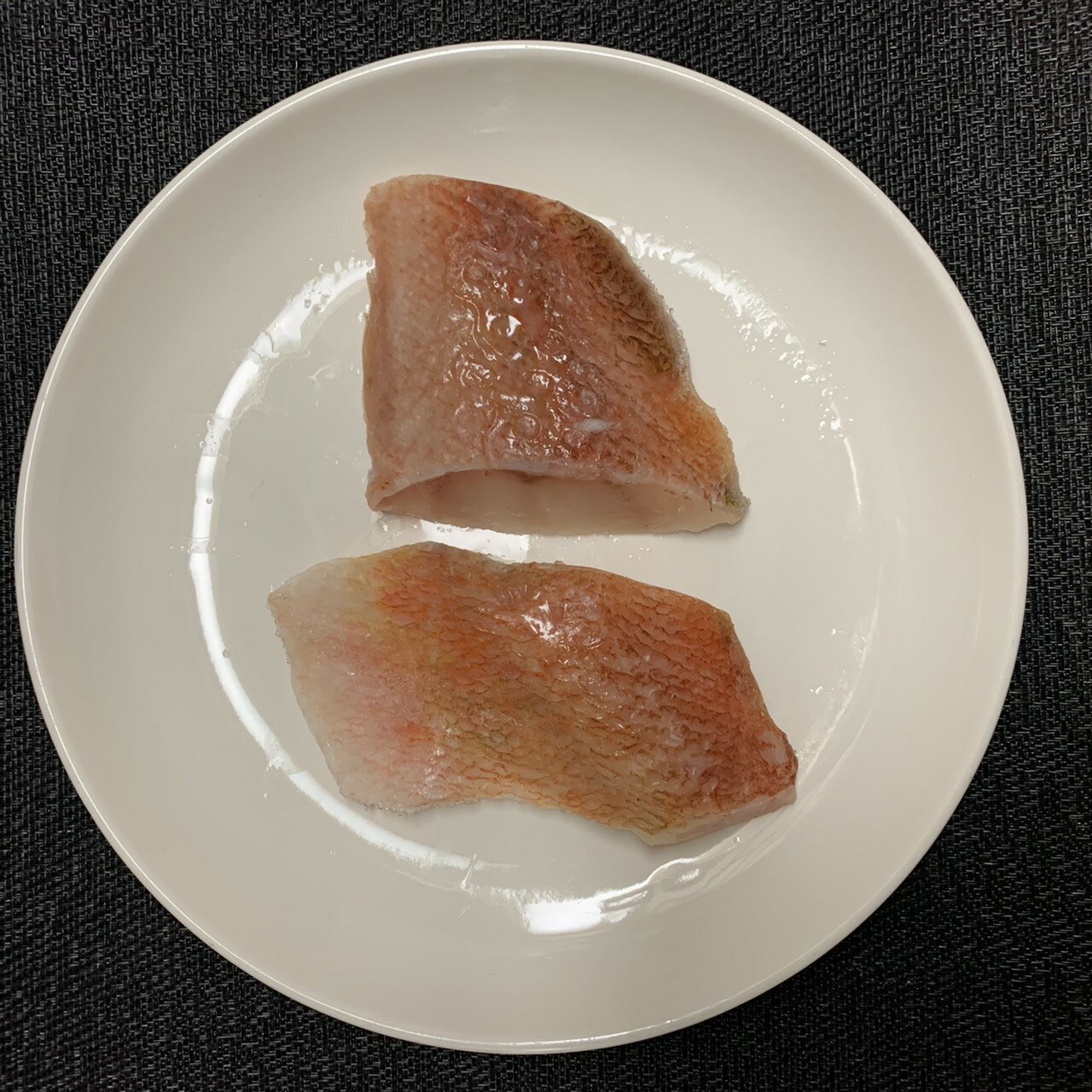 アメリカ産の赤魚原料を、中国で骨取り加工してあります。 ●内容量：350g(5マイ) 原材料 赤魚／酸化防止剤（エリソルビン酸Na） 添加物 酸化防止剤（エリソルビン酸Na） 販売者 交洋 最終加工地 中国 賞味期限 2025／2／28 保存方法 -18℃以下で保存してください 調理方法 加熱してお召し上がりください &nbsp; 栄養成分表示（100gあたり） エネルギー（kcal） 105 たんぱく質（g） 17.2 脂質（g） 3.4 炭水化物（g） 0.1 食塩相当量（g） 0.2 &nbsp; アレルギー表示 　卵 &nbsp; 　乳成分 &nbsp; 　小麦 &nbsp; 　そば &nbsp; 　落花生 &nbsp; 　えび &nbsp; 　かに &nbsp; 　あわび &nbsp; 　いか &nbsp; 　いくら &nbsp; 　鮭 &nbsp; 　さば 　 　魚介類 &nbsp; 　オレンジ &nbsp; 　キウイフルーツ &nbsp; 　もも &nbsp; 　りんご &nbsp; 　バナナ &nbsp; 　牛肉 &nbsp; 　鶏肉 &nbsp; 　豚肉 &nbsp; 　クルミ &nbsp; 　大豆 　 　マツタケ &nbsp; 　山芋 &nbsp; 　ゼラチン 　 　カシューナッツ &nbsp; 　ごま &nbsp; 　アーモンド &nbsp; &nbsp; *　itsumo kitchen からのお願い　* itsumo kitchen では、最新の商品の原材料表示、栄養成分表示、アレルゲン表示をサイト上に記載させて頂いておりますが、仕入先様の商品リニューアル等の関係で変更になることが御座います。 弊社でも随時更新を行っておりますが、ご購入者様がご使用になる前にも、お届けさせて頂きました商品のパッケージを必ずご確認して頂くようお願い致します。 いつもご利用頂きまして、有難う御座います。 &nbsp;