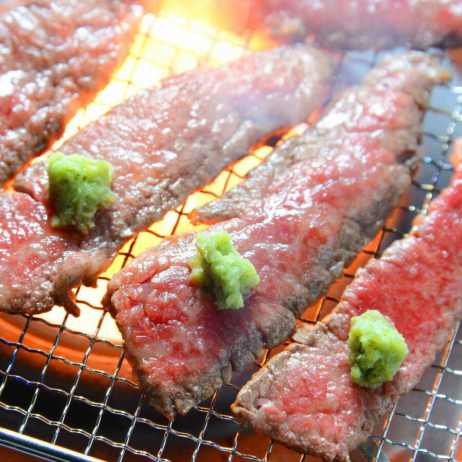 すりおろしたわさびに刻んだ本わさびの茎を加え、シャキシャキとした食感に仕上げております。 ●内容量：200g 原材料 本わさび（中国、国産）、西洋わさび、蛋白加水分解物、砂糖、還元水飴、醤油（大豆・小麦を含む）、植物油脂、食塩、発酵調味料、植物繊維、昆布エキス／環状オリゴ糖、増粘剤（加工デンプン、キサンタンガム）、酸味料、香料、酒精、調味料（アミノ酸等）、着色料（クチナシ）、乳化剤、香辛料抽出物 添加物 環状オリゴ糖、増粘剤（加工デンプン、キサンタンガム）、酸味料、香料、酒精、調味料（アミノ酸等）、着色料（クチナシ）、乳化剤、香辛料抽出物 販売者 金印物産 最終加工地 日本 賞味期限 3ヶ月以上 保存方法 −18℃以下で保存してください 調理方法 解凍後、お早目にご使用ください。 &nbsp; 栄養成分表示（100gあたり） エネルギー（kcal） 122 たんぱく質（g） 2.5 脂質（g） 2.3 炭水化物（g） 22.9 食塩相当量（g） 3.8 &nbsp; アレルギー表示 　卵 &nbsp; 　乳成分 &nbsp; 　小麦 　● 　そば &nbsp; 　落花生 &nbsp; 　えび &nbsp; 　かに &nbsp; 　あわび &nbsp; 　いか &nbsp; 　いくら &nbsp; 　鮭 &nbsp; 　さば &nbsp; 　魚介類 &nbsp; 　オレンジ &nbsp; 　キウイフルーツ &nbsp; 　もも &nbsp; 　りんご &nbsp; 　バナナ &nbsp; 　牛肉 &nbsp; 　鶏肉 &nbsp; 　豚肉 &nbsp; 　クルミ &nbsp; 　大豆 　● 　マツタケ &nbsp; 　山芋 &nbsp; 　ゼラチン &nbsp; 　カシューナッツ &nbsp; 　ごま &nbsp; 　アーモンド &nbsp; &nbsp;*　itsumo kitchen からのお願い　* itsumo kitchen では、最新の商品の原材料表示、栄養成分表示、アレルゲン表示をサイト上に記載させて頂いておりますが、仕入先様の商品リニューアル等の関係で変更になることが御座います。 弊社でも随時更新を行っておりますが、ご購入者様がご使用になる前にも、お届けさせて頂きました商品のパッケージを必ずご確認して頂くようお願い致します。 いつもご利用頂きまして、有難う御座います。