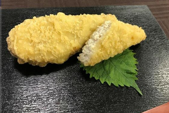 うどんやそばのトッピングにピッタリな鶏ささみ天です。 ●内容量：504g(6コ) 原材料鶏肉（タイ又は国産（5％未満））、水あめ、チキンエキス、食塩、香辛料、衣（小麦粉、パン粉、でん粉、とうもろこし粉、還元乳糖、卵白粉、食塩、大豆粉、植物油脂、乳糖）、揚げ油（大豆油）／加工デンプン、調味料（アミノ酸）、膨張剤、乳化剤、（一部に小麦・卵・乳成分・大豆・鶏肉を含む） 添加物加工デンプン、調味料（アミノ酸）、膨張剤、乳化剤 販売者味のちぬや 最終加工地日本 賞味期限3ヶ月以上 保存方法冷凍(−18℃以下) 調理方法【油で揚げる場合（フライパン調理可能）】：凍ったままの商品を170℃位の油で4分間揚げた後、5分間放置してください。 【電子レンジの場合】：凍ったままの商品をお皿に並べて、ラップをかけずに加熱してください。500W：【1個】1分50秒　600W：【1個】1分30秒。 &nbsp; 栄養成分表示（100gあたり） エネルギー（kcal）225 たんぱく質（g）14.1 脂質（g）10.9 炭水化物（g）16.7 食塩相当量（g）0.7 &nbsp; アレルギー表示 　卵　● 　乳成分　● 　小麦　● 　そば　 　落花生　 　えび　 　かに　 　あわび　 　いか　 　いくら　 　鮭　 　さば　 　魚介類　 　オレンジ　 　キウイフルーツ　 　もも　 　りんご　 　バナナ　 　牛肉　 　鶏肉　● 　豚肉　 　クルミ　 　大豆　● 　マツタケ　 　山芋　 　ゼラチン　 　カシューナッツ　 　ごま　 　アーモンド　 &nbsp; *　itsumo kitchen からのお願い　* itsumo kitchen では、最新の商品の原材料表示、栄養成分表示、アレルゲン表示をサイト上に記載させて頂いておりますが、仕入先様の商品リニューアル等の関係で変更になることが御座います。 弊社でも随時更新を行っておりますが、ご購入者様がご使用になる前にも、お届けさせて頂きました商品のパッケージを必ずご確認して頂くようお願い致します。 いつもご利用頂きまして、有難う御座います。