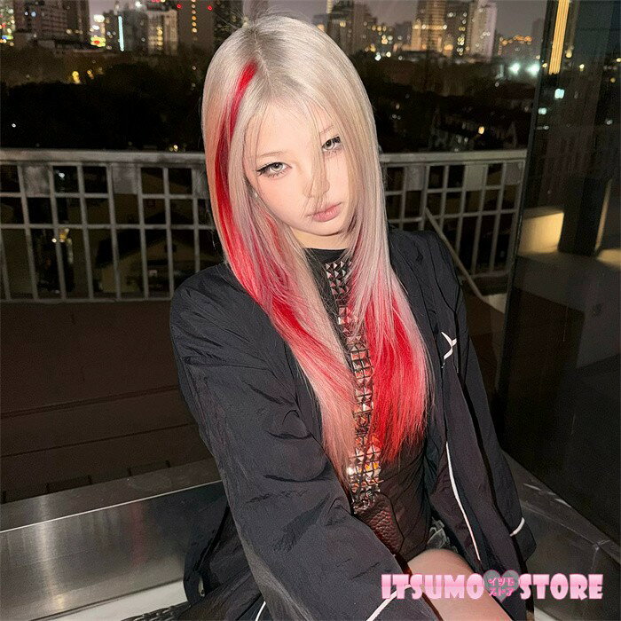 セット内容&nbsp;✽.*꙳ ウィッグ/ヘアネット【※こちらの商品は、個人差等ございますので、商品ご到着後、お客様ご自身より手くしやカット等多少の調節が必要な場合もございます。】「記載のないアクセサリー　小物等は付属しません」 素材&nbsp;✽.*꙳ 高温耐熱ファイバー カラー&nbsp;✽.*꙳ ホワイト×レッド サイズ (cm)&nbsp;✽.*꙳ 長さ：約65cm※表記寸法と実寸値の多少の誤差はご容赦ください。 よくある質問&nbsp;✽.*꙳Q1. このグラデーションロングウィッグは初めての方でも簡単に装着できますでしょうか？▸ はい、内側に調整可能なバンドが付いておりますので、初心者の方でも簡単に頭にフィットさせて装着いただけます。by ItsumostoreQ2. イベントや舞台で長時間使用してもずれにくく安心して着用できますか？▸ はい、頭にしっかり固定できる設計ですので、長時間の使用でも安心してご利用いただけます。by ItsumostoreQ3. 写真の色やデザインは実物とほぼ同じでしょうか？▸ はい、商品画像に近い色合いとデザインでお届けいたしますが、モニター環境により若干の差が出る場合がございます。by Itsumostore模倣品・コピー商品を扱うお店が増えています。ご注文のショップ名と、画像や商品説明にあるショップ名が同一かご確認の上ご注文ください。 送料&nbsp;✽.*꙳ ★1点 880円(北海道・九州・沖縄・離島除く)商品を複数ご注文の場合の送料は、下記の表を参照してください。 ※SALE品など、他商品との同梱発送不可の商品と合わせてご購入の場合、送料の計算が異なりますのでご注意ください。 注意事項&nbsp;✽.*꙳ ●ページの閲覧環境によって、掲載写真と実際の商品の色合いが異なる場合があります。 ●モデルに小物を使う場合がございますが、商品に含まれませんので、セット内容をご確認ください。 ●製造過程・出荷過程の間に出来た細かなキズ・折りジワ・ヨゴレなどある場合がございます。細かい部分まで気になさる方は、ご購入をご遠慮ください。 ●商品の仕様は、製造元の都合により予告なく変更や突然の欠品等で商品手配の遅れや手配ができない場合がございます。 ●お届けした商品に不備がございましたら、お届け後5日以内にご連絡ください。早急に対応させていただきます。なお期日を過ぎた場合はお受け致しかねます。 ●土日祝祭日のご注文およびお問い合わせへの弊社からのご連絡は、翌営業日となります。 ●海外製品のため、詳細タグなし。 ●配送の関係上、ラッピング対応は受け付けておりません。 &nbsp;&nbsp;会社・学校・団体でご購入のお客様 発送の際、ご担当者様のお名前（フルネーム）が必要となります。 登録情報のお名前を、会社名や団体名のみでご登録されている場合、ご登録名をご担当者様のお名前にご変更していただくか、【備考欄】にフルネームでご記入願います。 【納品書や領収書につきまして】 当店では個人情報保護及び環境保全の為ペーパーレス化に取り組んでおりますので、お届けのお荷物に納品書（お買上明細書）は同封しておりません。ご了承くださいませ。 ご希望の場合、ご注文時【備考欄】にご記入願います。PDFファイルをメールにて添付いたします。 &nbsp;&nbsp;返品・交換・キャンセルについて サイズ間違い・イメージ違いなど、お客様都合によるキャンセルやご交換は原則として承っておりません。返品ルールに関しましては、リンク先ページをご覧の上、お気軽にお問い合わせください。 SIMILAR COLOR ホワイト ホワイト 白×レッド 赤