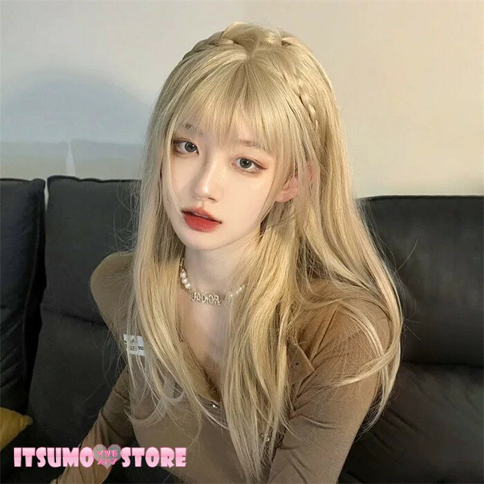 セット内容&nbsp;✽.*꙳ ウィッグ/ヘアネット【※こちらの商品は、個人差等ございますので、商品ご到着後、お客様ご自身より手くしやカット等多少の調節が必要な場合もございます。】「記載のないアクセサリー　小物等は付属しません」 素材&nbsp;✽.*꙳ 高温耐熱ファイバー カラー&nbsp;✽.*꙳ ゴールド サイズ (cm)&nbsp;✽.*꙳ 長さ：約58cm※表記寸法と実寸値の多少の誤差はご容赦ください。 よくある質問&nbsp;✽.*꙳Q1. このウィッグは簡単に着用できますか？▸ はい、フルウィッグタイプですので、かぶるだけで簡単に装着できます。初心者の方でも安心です。by ItsumostoreQ2. 普段使いやイベントでも違和感なく使えますか？▸ はい、自然なストレートのミディアムヘアデザインで、普段使いからコスプレ、イベントまで幅広くご使用いただけます。by ItsumostoreQ3. 前髪付きのデザインは調整可能ですか？▸ はい、前髪はカットやスタイリングが可能ですので、お好みに合わせて調整いただけます。by Itsumostore模倣品・コピー商品を扱うお店が増えています。ご注文のショップ名と、画像や商品説明にあるショップ名が同一かご確認の上ご注文ください。 送料&nbsp;✽.*꙳ ★1点 880円(北海道・九州・沖縄・離島除く)商品を複数ご注文の場合の送料は、下記の表を参照してください。 ※SALE品など、他商品との同梱発送不可の商品と合わせてご購入の場合、送料の計算が異なりますのでご注意ください。 注意事項&nbsp;✽.*꙳ ●ページの閲覧環境によって、掲載写真と実際の商品の色合いが異なる場合があります。 ●モデルに小物を使う場合がございますが、商品に含まれませんので、セット内容をご確認ください。 ●製造過程・出荷過程の間に出来た細かなキズ・折りジワ・ヨゴレなどある場合がございます。細かい部分まで気になさる方は、ご購入をご遠慮ください。 ●商品の仕様は、製造元の都合により予告なく変更や突然の欠品等で商品手配の遅れや手配ができない場合がございます。 ●お届けした商品に不備がございましたら、お届け後5日以内にご連絡ください。早急に対応させていただきます。なお期日を過ぎた場合はお受け致しかねます。 ●土日祝祭日のご注文およびお問い合わせへの弊社からのご連絡は、翌営業日となります。 ●海外製品のため、詳細タグなし。 ●配送の関係上、ラッピング対応は受け付けておりません。 &nbsp;&nbsp;会社・学校・団体でご購入のお客様 発送の際、ご担当者様のお名前（フルネーム）が必要となります。 登録情報のお名前を、会社名や団体名のみでご登録されている場合、ご登録名をご担当者様のお名前にご変更していただくか、【備考欄】にフルネームでご記入願います。 【納品書や領収書につきまして】 当店では個人情報保護及び環境保全の為ペーパーレス化に取り組んでおりますので、お届けのお荷物に納品書（お買上明細書）は同封しておりません。ご了承くださいませ。 ご希望の場合、ご注文時【備考欄】にご記入願います。PDFファイルをメールにて添付いたします。 &nbsp;&nbsp;返品・交換・キャンセルについて サイズ間違い・イメージ違いなど、お客様都合によるキャンセルやご交換は原則として承っておりません。返品ルールに関しましては、リンク先ページをご覧の上、お気軽にお問い合わせください。 SIMILAR COLOR ゴールド 金色