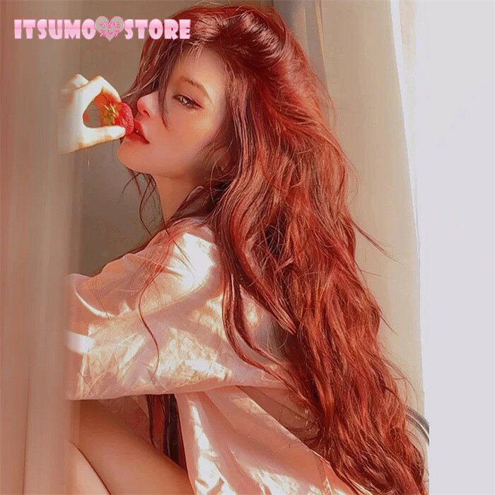 ショップトップ > カテゴリトップ > ファッション小物 > ウィッグ セット内容&nbsp;✽.*꙳ ウィッグ/ヘアネット【※こちらの商品は、個人差等ございますので、商品ご到着後、お客様ご自身より手くしやカット等多少の調節が必要な場合もございます。】「記載のないアクセサリー　小物等は付属しません」 素材&nbsp;✽.*꙳ 高温耐熱ファイバー カラー&nbsp;✽.*꙳ レッド サイズ (cm)&nbsp;✽.*꙳ 長さ：約70cm※表記寸法と実寸値の多少の誤差はご容赦ください。 よくある質問&nbsp;✽.*꙳Q1. こちらは髪全体を覆うタイプのウィッグでしょうか？▸ はい、髪全体を覆うフルウィッグです。手軽にロングヘアへイメージチェンジしていただけます。by ItsumostoreQ2. 前髪は付いていますか？▸ はい、ぱっつんタイプの前髪が付いています。前髪のある可愛らしいスタイルをお楽しみいただけます。by ItsumostoreQ3. どのような場面で活用できますか？▸ ロリータやゴスロリのコーデ、コスプレ、学園祭、舞台、文化祭、ハロウィンなど幅広い場面でご活用いただけます。by Itsumostore模倣品・コピー商品を扱うお店が増えています。ご注文のショップ名と、画像や商品説明にあるショップ名が同一かご確認の上ご注文ください。 送料&nbsp;✽.*꙳ ★1点 880円(北海道・九州・沖縄・離島除く)商品を複数ご注文の場合の送料は、下記の表を参照してください。 ※SALE品など、他商品との同梱発送不可の商品と合わせてご購入の場合、送料の計算が異なりますのでご注意ください。 注意事項&nbsp;✽.*꙳ ●ページの閲覧環境によって、掲載写真と実際の商品の色合いが異なる場合があります。 ●モデルに小物を使う場合がございますが、商品に含まれませんので、セット内容をご確認ください。 ●製造過程・出荷過程の間に出来た細かなキズ・折りジワ・ヨゴレなどある場合がございます。細かい部分まで気になさる方は、ご購入をご遠慮ください。 ●商品の仕様は、製造元の都合により予告なく変更や突然の欠品等で商品手配の遅れや手配ができない場合がございます。 ●お届けした商品に不備がございましたら、お届け後5日以内にご連絡ください。早急に対応させていただきます。なお期日を過ぎた場合はお受け致しかねます。 ●土日祝祭日のご注文およびお問い合わせへの弊社からのご連絡は、翌営業日となります。 ●海外製品のため、詳細タグなし。 ●配送の関係上、ラッピング対応は受け付けておりません。 &nbsp;&nbsp;会社・学校・団体でご購入のお客様 発送の際、ご担当者様のお名前（フルネーム）が必要となります。 登録情報のお名前を、会社名や団体名のみでご登録されている場合、ご登録名をご担当者様のお名前にご変更していただくか、【備考欄】にフルネームでご記入願います。 【納品書や領収書につきまして】 当店では個人情報保護及び環境保全の為ペーパーレス化に取り組んでおりますので、お届けのお荷物に納品書（お買上明細書）は同封しておりません。ご了承くださいませ。 ご希望の場合、ご注文時【備考欄】にご記入願います。PDFファイルをメールにて添付いたします。 &nbsp;&nbsp;返品・交換・キャンセルについて サイズ間違い・イメージ違いなど、お客様都合によるキャンセルやご交換は原則として承っておりません。返品ルールに関しましては、リンク先ページをご覧の上、お気軽にお問い合わせください。 SIMILAR COLOR レッド 赤