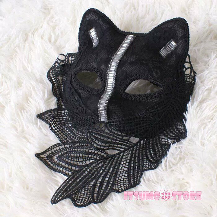 ショップトップ > カテゴリトップ > 仮装/ステージ衣装 > ハロウィン > グッズ セット内容&nbsp;✽.*꙳ 仮面「記載のないアクセサリー、小物等は付属しません」 素材&nbsp;✽.*꙳ ポリエステル カラー&nbsp;✽.*꙳ ブラック サイズ (cm)&nbsp;✽.*꙳ フリーサイズ※表記寸法と実寸値の多少の誤差はご容赦ください。 よくある質問&nbsp;✽.*꙳Q1. こちらの商品はどのようなイベントやシーンで使用できますか？▸ ハロウィンの仮装、コスプレイベント、撮影会、舞台衣装、パーティーなどの衣装アクセサリーとしてご使用いただけます。by ItsumostoreQ2. ゴスロリやロリータ系の衣装にも合わせられますか？▸ はい、猫耳とレースデザインがゴシックやロリータ系のコーディネートと相性がよく、衣装のアクセントとしてお楽しみいただけます。by ItsumostoreQ3. 装着方法について教えてください。▸ 顔周りに合わせて着用できるアイマスクタイプです。イベントや撮影時の雰囲気作りにおすすめのアイテムです。by Itsumostore模倣品・コピー商品を扱うお店が増えています。ご注文のショップ名と、画像や商品説明にあるショップ名が同一かご確認の上ご注文ください。 送料&nbsp;✽.*꙳ ★1点 880円(北海道・九州・沖縄・離島除く)商品を複数ご注文の場合の送料は、下記の表を参照してください。 ※SALE品など、他商品との同梱発送不可の商品と合わせてご購入の場合、送料の計算が異なりますのでご注意ください。 注意事項&nbsp;✽.*꙳ ●ページの閲覧環境によって、掲載写真と実際の商品の色合いが異なる場合があります。 ●モデルに小物を使う場合がございますが、商品に含まれませんので、セット内容をご確認ください。 ●製造過程・出荷過程の間に出来た細かなキズ・折りジワ・ヨゴレなどある場合がございます。細かい部分まで気になさる方は、ご購入をご遠慮ください。 ●商品の仕様は、製造元の都合により予告なく変更や突然の欠品等で商品手配の遅れや手配ができない場合がございます。 ●お届けした商品に不備がございましたら、お届け後5日以内にご連絡ください。早急に対応させていただきます。なお期日を過ぎた場合はお受け致しかねます。 ●土日祝祭日のご注文およびお問い合わせへの弊社からのご連絡は、翌営業日となります。 ●海外製品のため、詳細タグなし。 ●配送の関係上、ラッピング対応は受け付けておりません。 &nbsp;&nbsp;会社・学校・団体でご購入のお客様 発送の際、ご担当者様のお名前（フルネーム）が必要となります。 登録情報のお名前を、会社名や団体名のみでご登録されている場合、ご登録名をご担当者様のお名前にご変更していただくか、【備考欄】にフルネームでご記入願います。 【納品書や領収書につきまして】 当店では個人情報保護及び環境保全の為ペーパーレス化に取り組んでおりますので、お届けのお荷物に納品書（お買上明細書）は同封しておりません。ご了承くださいませ。 ご希望の場合、ご注文時【備考欄】にご記入願います。PDFファイルをメールにて添付いたします。 &nbsp;&nbsp;返品・交換・キャンセルについて サイズ間違い・イメージ違いなど、お客様都合によるキャンセルやご交換は原則として承っておりません。返品ルールに関しましては、リンク先ページをご覧の上、お気軽にお問い合わせください。 SIMILAR COLOR ブラック 黒