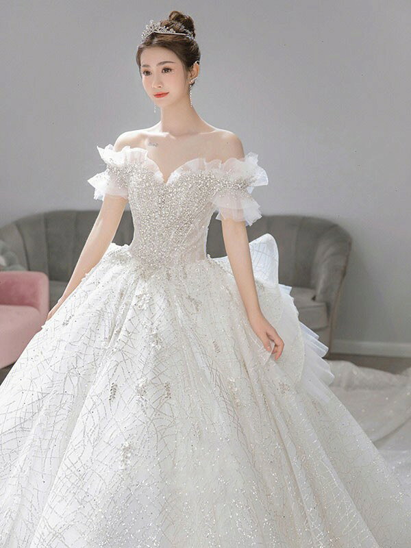 イツモストア -itsumostore-の花嫁 ウエディングドレス オフショルダー プリンセスライン 白ドレス トレーンドレス 半袖 ワンピース プリンセス かわいい シンプル 結婚式 披露宴 前撮り 後撮り 撮影用 フォトウエディング 小柄 大きいサイズ ロングドレス db037n1｜アングル3
