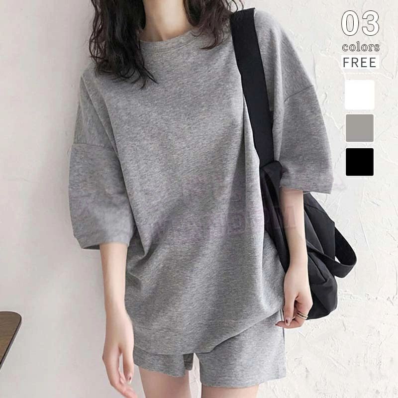 商品名 セットアップ Tシャツ パンツ レディース商品紹介 着た瞬間に体に馴染む心地よさ・ゆるっとした半袖Tシャツとショートパンツのセットアップが登場しました。セットで着るだけでトレンドライクなワンカラーコーデが完成◎身幅たっぷりのオーバーサイズで、簡単にこなれ感抜群のリラクシーな着こなしが実現します。シンプルで使いやすいデザインなのでシングルユースでも使いやすい・1セットは持っておきたい今シーズンのマストアイテムです。 トップスはゆったりとしてボディーラインを一切拾わないボックスシルエット◎お尻も隠れる長めの丈感で、お腹周りからヒップラインにかけてをばっちり体型カバー！肘まで伸びるワイドな袖幅が、気になる二の腕も上手にフォローしてくれますよ。首元がすっきり見えるクルーネックで、女性らしさもアピールできる優れモノ。ボトムスはアジャスター紐付きでサイズ調節もできちゃう便利アイテム・ウエストゴムなので着脱も楽ちんです。どちらも着心地抜群のスエット素材なので、長時間の着用でもストレスフリー ロングシーズン使えて、室内外で大活躍するセットアップ・Tシャツは春から秋口にかけて、部屋着としても普段着としてもご着用頂けます。シンプルデザインなので何とでも合わせやすく、キャップやかごバッグ、サンダルなどのシーズンアイテムとも相性良くマッチしてくれますよ。キャミワンピやサロペットと合わせて、トレンドライクなレイヤードスタイルもおすすめ◎ショーパンはルームウェアとしてはもちろん、ジムやトレーニングなどでスポーツウェアとしての着用も素材 ポリエステル+コットンカラー ブラック、グレー、ホワイトサイズ M/L/XL/XXL注意事項 30度のぬるま湯に中性洗剤を薄めて優しく単品手洗いして下さい。 掲載の商品画像と実際の色は、撮影の状況、パソコンやスマホの画面の色味、設定、また、実物をご覧いただく場所の照明などの環境により、色が異なって見え事がございます。ご了承くださいませ。 商品生地、色合い、コサージュやその他装飾部品の色やデザイン等、生産時期 によって、差異が生じます。そのため、同じ商品を複数点ご購入の場合、場合に よって色、コサージュのデザイン等差異がでる場合がございます。ご了承ください。 着用保管頂きます際には他のものとの摩擦などにより色移りや傷になる場合が 御座いますのでご注意ください。商品名 セットアップ Tシャツ パンツ レディース商品紹介 着た瞬間に体に馴染む心地よさ・ゆるっとした半袖Tシャツとショートパンツのセットアップが登場しました。セットで着るだけでトレンドライクなワンカラーコーデが完成◎身幅たっぷりのオーバーサイズで、簡単にこなれ感抜群のリラクシーな着こなしが実現します。シンプルで使いやすいデザインなのでシングルユースでも使いやすい・1セットは持っておきたい今シーズンのマストアイテムです。 トップスはゆったりとしてボディーラインを一切拾わないボックスシルエット◎お尻も隠れる長めの丈感で、お腹周りからヒップラインにかけてをばっちり体型カバー！肘まで伸びるワイドな袖幅が、気になる二の腕も上手にフォローしてくれますよ。首元がすっきり見えるクルーネックで、女性らしさもアピールできる優れモノ。ボトムスはアジャスター紐付きでサイズ調節もできちゃう便利アイテム・ウエストゴムなので着脱も楽ちんです。どちらも着心地抜群のスエット素材なので、長時間の着用でもストレスフリー ロングシーズン使えて、室内外で大活躍するセットアップ・Tシャツは春から秋口にかけて、部屋着としても普段着としてもご着用頂けます。シンプルデザインなので何とでも合わせやすく、キャップやかごバッグ、サンダルなどのシーズンアイテムとも相性良くマッチしてくれますよ。キャミワンピやサロペットと合わせて、トレンドライクなレイヤードスタイルもおすすめ◎ショーパンはルームウェアとしてはもちろん、ジムやトレーニングなどでスポーツウェアとしての着用も素材 ポリエステル+コットンカラー ブラック、グレー、ホワイトサイズ M/L/XL/XXL注意事項 30度のぬるま湯に中性洗剤を薄めて優しく単品手洗いして下さい。 掲載の商品画像と実際の色は、撮影の状況、パソコンやスマホの画面の色味、設定、また、実物をご覧いただく場所の照明などの環境により、色が異なって見え事がございます。ご了承くださいませ。 商品生地、色合い、コサージュやその他装飾部品の色やデザイン等、生産時期 によって、差異が生じます。そのため、同じ商品を複数点ご購入の場合、場合に よって色、コサージュのデザイン等差異がでる場合がございます。ご了承ください。 着用保管頂きます際には他のものとの摩擦などにより色移りや傷になる場合が 御座いますのでご注意ください。