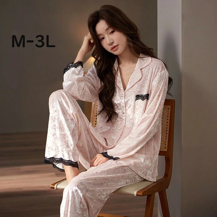 類似商品はこちら ＊.*꙳パジャマ レディース 前開き 春 秋 おしゃれ4,430円パジャマ メンズ 前開き 春 秋 おしゃれ ル4,770円パジャマ メンズ 前開き 春 秋 おしゃれ ル4,430円もこもこ パジャマ ルームウェア レディース 5,450円ルームウェア レディース 涼しい 上下セット 3,680円パジャマ 3点 セット レディース 前開き 半4,710円 セット内容&nbsp;✽.*꙳ 上下セット「記載のないアクセサリー、小物等は付属しません」 素材&nbsp;✽.*꙳ ゴールドベルベット カラー&nbsp;✽.*꙳ ピンク サイズ (cm)&nbsp;✽.*꙳ M/身長目安150-160cm 体重目安40-52kg前後L/身長目安155-165cm 体重目安52-60kg前後2L（XL）/身長目安160-165cm 体重目安60-67g前後3L（2XL）/身長目安163-170cm 体重目安67-77kg前後※表記寸法と実寸値の多少の誤差はご容赦ください。 よくある質問 Happysunny&nbsp;✽.*꙳ Q1. サイズはどのように選べばよいですか？▸ こちらのパジャマはMから3Lまでのサイズをご用意しております。ウエスト部分がゴム仕様になっておりますので、体型に合わせてゆったりと着用いただけます。by HappysunnyQ2. どんなシーンで着るのにおすすめですか？▸ ご自宅でのリラックスタイムはもちろん、旅行やお泊まりなどにもおすすめです。可愛らしいデザインなので、ギフトにも喜ばれます。by HappysunnyQ3. デザインの特徴を教えてください。▸ 前開きタイプで着脱しやすく、淡いピンクのカラーが優しい印象を与えます。シンプルながらも上品で、おしゃれに見えるデザインです。by Happysunny模倣品・コピー商品を扱うお店が増えています。ご注文のショップ名と、画像や商品説明にあるショップ名が同一かご確認の上ご注文ください。 送料&nbsp;✽.*꙳ ★1点 880円(北海道・九州・沖縄・離島除く)商品を複数ご注文の場合の送料は、下記の表を参照してください。 ※SALE品など、他商品との同梱発送不可の商品と合わせてご購入の場合、送料の計算が異なりますのでご注意ください。 注意事項&nbsp;✽.*꙳ ●ページの閲覧環境によって、掲載写真と実際の商品の色合いが異なる場合があります。 ●モデルに小物を使う場合がございますが、商品に含まれませんので、セット内容をご確認ください。●製造過程・出荷過程の間に出来た細かなキズ・ヨゴレなどある場合がございます。細かい部分まで気になさる方は、ご購入をご遠慮ください。 ●商品の仕様は、製造元の都合により予告なく変更や突然の欠品等で商品手配の遅れや手配ができない場合がございます。 ●お届けした商品に不備がございましたら、お届け後5日以内にご連絡ください。早急に対応させていただきます。なお期日を過ぎた場合はお受け致しかねます。 ●土日祝祭日のご注文およびお問い合わせへの弊社からのご連絡は、翌営業日となります。 ●海外製品のため、詳細タグなし。 ●配送の関係上、ラッピング対応は受け付けておりません。 &nbsp;&nbsp;会社・学校・団体でご購入のお客様 発送の際、ご担当者様のお名前（フルネーム）が必要となります。 登録情報のお名前を、会社名や団体名のみでご登録されている場合、ご登録名をご担当者様のお名前にご変更していただくか、【備考欄】にフルネームでご記入願います。 【納品書や領収書につきまして】 当店では個人情報保護及び環境保全の為ペーパーレス化に取り組んでおりますので、お届けのお荷物に納品書（お買上明細書）は同封しておりません。ご了承くださいませ。 ご希望の場合、ご注文時【備考欄】にご記入願います。PDFファイルをメールにて添付いたします。 &nbsp;&nbsp;返品・交換・キャンセルについて サイズ間違い・イメージ違いなど、お客様都合によるキャンセルやご交換は原則として承っておりません。返品ルールに関しましては、リンク先ページをご覧の上、お気軽にお問い合わせください。 SIMILAR COLOR ピンク類似商品はこちら ＊.*꙳パジャマ レディース 前開き 春 秋 おしゃれ4,430円パジャマ メンズ 前開き 春 秋 おしゃれ ル4,770円パジャマ メンズ 前開き 春 秋 おしゃれ ル4,430円もこもこ パジャマ ルームウェア レディース 5,450円ルームウェア レディース 涼しい 上下セット 3,680円パジャマ 3点 セット レディース 前開き 半4,710円 セット内容&nbsp;✽.*꙳ 上下セット「記載のないアクセサリー、小物等は付属しません」 素材&nbsp;✽.*꙳ ゴールドベルベット カラー&nbsp;✽.*꙳ ピンク サイズ (cm)&nbsp;✽.*꙳ M/身長目安150-160cm 体重目安40-52kg前後L/身長目安155-165cm 体重目安52-60kg前後2L（XL）/身長目安160-165cm 体重目安60-67g前後3L（2XL）/身長目安163-170cm 体重目安67-77kg前後※表記寸法と実寸値の多少の誤差はご容赦ください。 よくある質問 Happysunny&nbsp;✽.*꙳ Q1. サイズはどのように選べばよいですか？▸ こちらのパジャマはMから3Lまでのサイズをご用意しております。ウエスト部分がゴム仕様になっておりますので、体型に合わせてゆったりと着用いただけます。by HappysunnyQ2. どんなシーンで着るのにおすすめですか？▸ ご自宅でのリラックスタイムはもちろん、旅行やお泊まりなどにもおすすめです。可愛らしいデザインなので、ギフトにも喜ばれます。by HappysunnyQ3. デザインの特徴を教えてください。▸ 前開きタイプで着脱しやすく、淡いピンクのカラーが優しい印象を与えます。シンプルながらも上品で、おしゃれに見えるデザインです。by Happysunny模倣品・コピー商品を扱うお店が増えています。ご注文のショップ名と、画像や商品説明にあるショップ名が同一かご確認の上ご注文ください。 送料&nbsp;✽.*꙳ ★1点 880円(北海道・九州・沖縄・離島除く)商品を複数ご注文の場合の送料は、下記の表を参照してください。 ※SALE品など、他商品との同梱発送不可の商品と合わせてご購入の場合、送料の計算が異なりますのでご注意ください。 注意事項&nbsp;✽.*꙳ ●ページの閲覧環境によって、掲載写真と実際の商品の色合いが異なる場合があります。 ●モデルに小物を使う場合がございますが、商品に含まれませんので、セット内容をご確認ください。●製造過程・出荷過程の間に出来た細かなキズ・ヨゴレなどある場合がございます。細かい部分まで気になさる方は、ご購入をご遠慮ください。 ●商品の仕様は、製造元の都合により予告なく変更や突然の欠品等で商品手配の遅れや手配ができない場合がございます。 ●お届けした商品に不備がございましたら、お届け後5日以内にご連絡ください。早急に対応させていただきます。なお期日を過ぎた場合はお受け致しかねます。 ●土日祝祭日のご注文およびお問い合わせへの弊社からのご連絡は、翌営業日となります。 ●海外製品のため、詳細タグなし。 ●配送の関係上、ラッピング対応は受け付けておりません。 &nbsp;&nbsp;会社・学校・団体でご購入のお客様 発送の際、ご担当者様のお名前（フルネーム）が必要となります。 登録情報のお名前を、会社名や団体名のみでご登録されている場合、ご登録名をご担当者様のお名前にご変更していただくか、【備考欄】にフルネームでご記入願います。 【納品書や領収書につきまして】 当店では個人情報保護及び環境保全の為ペーパーレス化に取り組んでおりますので、お届けのお荷物に納品書（お買上明細書）は同封しておりません。ご了承くださいませ。 ご希望の場合、ご注文時【備考欄】にご記入願います。PDFファイルをメールにて添付いたします。 &nbsp;&nbsp;返品・交換・キャンセルについて サイズ間違い・イメージ違いなど、お客様都合によるキャンセルやご交換は原則として承っておりません。返品ルールに関しましては、リンク先ページをご覧の上、お気軽にお問い合わせください。 SIMILAR COLOR ピンク