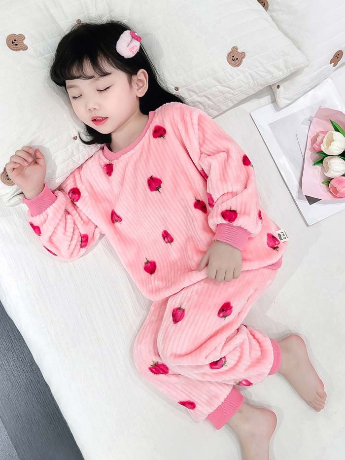 キッズパジャマ もこもこ パジャマ ルームウェア 上下セット パジャマ イチゴ柄 キッズ ナイトウェア 子供 女の子 冬 かわいい おしゃれ ジュニア 長袖 子ども ふわふわ 裏起毛 可愛い 韓国 部屋着 誕生日 プレゼント 暖かい dh030m3m3m3