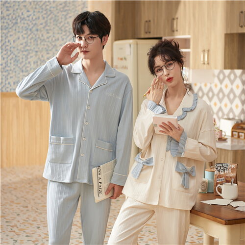 メーカー希望小売価格はメーカーカタログに基づいて掲載しています綿の素材の特徴 通気性が良い 綿は吸水性が高いため、水分を吸収して外に放出してくれます。そのため下着などの素材によく用いられます。 静電気が起きにくい 綿などの天然素材は吸水性が高いため静電気が溜まりにくいのです。肌触りが滑らか（なめらか） 綿はとても微細な繊維のために、肌への引っかかりが少なく肌に優しい素材です。 夏は涼しく冬は暖かい 水分を吸い込み外に放出する際に気化熱を奪うため汗をかくシーズンには涼しく着ることができます。また、素材自体は熱伝導率が低いため寒い時期は体の熱を温存することができます。素材が丈夫なため服が長持ちする 綿は強度が強いため、洗濯を繰り返しても素材が痛みにくく服が長持ちします。洗濯や漂白がしやすい 綿素材のものは濡れても弱くならないため、洗濯に耐えることができ、色が染まりやすいため漂白剤も入りやすいです。商品買うメリット ペアパジャマなら、部屋着ばかりでなく、近くのコンビニにも行ける。しかもネットで買えるから、簡単で便利（おっくな彼もこれなら仮想デート的に買える）。 これを着ている間は彼との関係も良好。肌触りが気持ちいいパジャマです。丁寧かつ丈夫であるため、長期間やさしい着心地を楽しめます。結婚プレゼントや記念日ギフトで、春秋夏でも可愛いに演出。恋人二人で一緒に着て、ラブラブ感が溢れている。 自宅用は勿論、父の日、母の日、結婚お祝い、お誕生日、記念日、敬老の日などのギフトにも最適です。商品内容：1着素材：綿95%サイズ男 性サイズ 【L/日本Mサイズ相当】参考身長160-173cm、参考体重50-60kg、バスト-110cm 【XL/日本Lサイズ相当】参考身長165-178cm、参考体重60-70kg、バスト-114cm 【2XL/日本LLサイズ相当】参考身長178-182cm、参考体重70-80kg、バスト-118cm 【3XL/日本3Lサイズ相当】参考身長182-186cm、参考体重80-90kg、バスト-122cm サイズ小いため、必ず下記のサイズ表をご参考の上でお選びください。女 性サイズ 【M/日本Sサイズ相当】参考身長150-160cm、参考体重40-52kg、バスト-98cm 【L/日本Mサイズ相当】参考身長158-165cm、参考体重50-57kg、バスト-102cm 【XL/日本Lサイズ相当】参考身長165-168cm、参考体重57-65kg、バスト-106cm 【2XL//日本LLサイズ相当】参考身長168-175cm、参考体重65-75kg、バスト-110cm ●表示サイズがある場合、多少の誤差(約1-3cm)が生じる場合がございます。●商品の仕様は、製造元の都合により予告なく変更することがあります。また、突然の欠品等で商品手配の遅れや手配ができない場合がございますので、ご了承ください。※生産ロットによって実際の商品と画像は細部が異なる場合があります。※モニターのご利用環境により実際の商品と色合いが異なって見える場合があります。※表記値段は1着分です。北海道、沖縄、離島地方の送料は+1000円で、注文後金額を修正致します。 メーカー希望小売価格はメーカーカタログに基づいて掲載しています綿の素材の特徴 通気性が良い 綿は吸水性が高いため、水分を吸収して外に放出してくれます。そのため下着などの素材によく用いられます。 静電気が起きにくい 綿などの天然素材は吸水性が高いため静電気が溜まりにくいのです。肌触りが滑らか（なめらか） 綿はとても微細な繊維のために、肌への引っかかりが少なく肌に優しい素材です。 夏は涼しく冬は暖かい 水分を吸い込み外に放出する際に気化熱を奪うため汗をかくシーズンには涼しく着ることができます。また、素材自体は熱伝導率が低いため寒い時期は体の熱を温存することができます。素材が丈夫なため服が長持ちする 綿は強度が強いため、洗濯を繰り返しても素材が痛みにくく服が長持ちします。洗濯や漂白がしやすい 綿素材のものは濡れても弱くならないため、洗濯に耐えることができ、色が染まりやすいため漂白剤も入りやすいです。商品買うメリット ペアパジャマなら、部屋着ばかりでなく、近くのコンビニにも行ける。しかもネットで買えるから、簡単で便利（おっくな彼もこれなら仮想デート的に買える）。 これを着ている間は彼との関係も良好。肌触りが気持ちいいパジャマです。丁寧かつ丈夫であるため、長期間やさしい着心地を楽しめます。結婚プレゼントや記念日ギフトで、春秋夏でも可愛いに演出。恋人二人で一緒に着て、ラブラブ感が溢れている。 自宅用は勿論、父の日、母の日、結婚お祝い、お誕生日、記念日、敬老の日などのギフトにも最適です。商品内容：1着素材：綿95%サイズ男 性サイズ 【L/日本Mサイズ相当】参考身長160-173cm、参考体重50-60kg、バスト-110cm 【XL/日本Lサイズ相当】参考身長165-178cm、参考体重60-70kg、バスト-114cm 【2XL/日本LLサイズ相当】参考身長178-182cm、参考体重70-80kg、バスト-118cm 【3XL/日本3Lサイズ相当】参考身長182-186cm、参考体重80-90kg、バスト-122cm サイズ小いため、必ず下記のサイズ表をご参考の上でお選びください。女 性サイズ 【M/日本Sサイズ相当】参考身長150-160cm、参考体重40-52kg、バスト-98cm 【L/日本Mサイズ相当】参考身長158-165cm、参考体重50-57kg、バスト-102cm 【XL/日本Lサイズ相当】参考身長165-168cm、参考体重57-65kg、バスト-106cm 【2XL//日本LLサイズ相当】参考身長168-175cm、参考体重65-75kg、バスト-110cm ●表示サイズがある場合、多少の誤差(約1-3cm)が生じる場合がございます。●商品の仕様は、製造元の都合により予告なく変更することがあります。また、突然の欠品等で商品手配の遅れや手配ができない場合がございますので、ご了承ください。