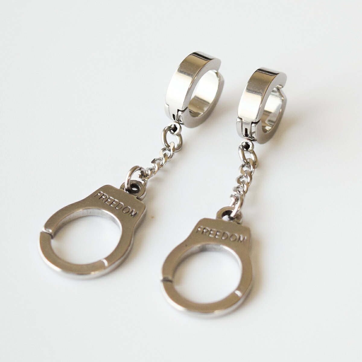 樂天商城 - ハンドカフドロップイヤリング 手錠 ぶら下がり ノンホール 銀色 SV スタイリッシュ 金属アレルギー対応 送料無料