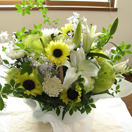 ≪送料＆クール便代金込み≫夏のお供えアレンジメント（黄色系ひまわり・2Lサイズ）　お供え 供花 お供え花 フラワー 花 仏壇 お墓参り フューネラル 白キク 菊 ひまわり カーネーション キク フラワーギフトのサムネイル