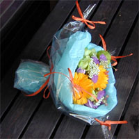 アイビーベリー 花束(3000円程度) お誕生日に贈りたい！キュートなラッピングの花束（ブルー）