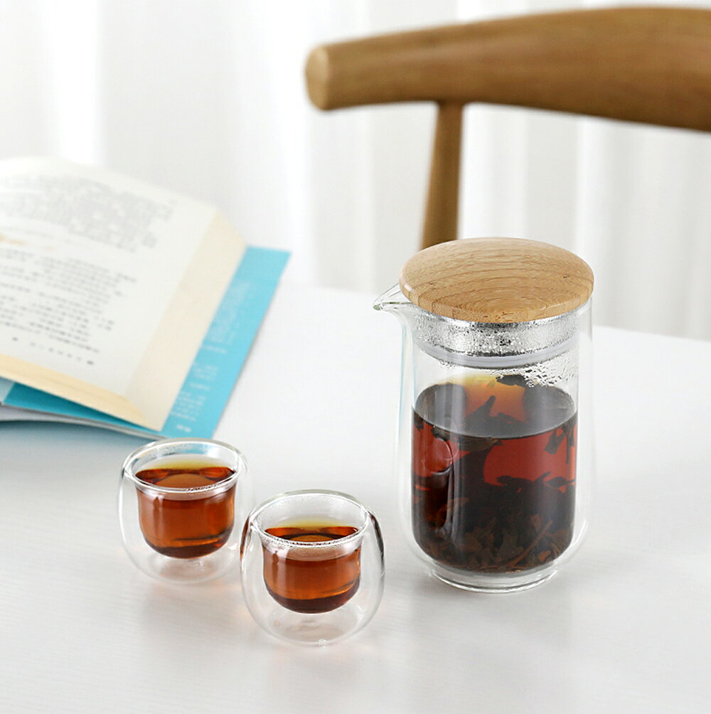 ラッキーカバンFREESTYLEの【2客セット】 IwaiLoft ダブルウォール カラフェ 300ml 二層断熱 耐熱 ガラス コーヒーサーバー ダブルウォールグラス ガラスぐいのみ・おちょこ ローグラス 冷茶 ティーグラス ティーポット ワンタッチ リーフポット 旅持ち 茶器セット ミルクピッチャー コーヒーポット｜アングル2