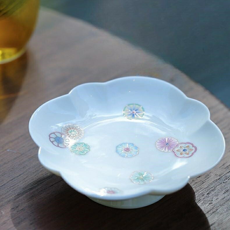 「春暖花開」美しい手毬 花型 トレー お皿 丸皿 小鉢 高台 トレー 13cm 手まり柄 お盆 白 花柄 おしゃれ 菓子皿 足付き ティートレー ケーキトレー 豆皿 浅鉢 菓子 副菜 ケーキ 器 プレート 波紋 和食器 お家カフェ お皿 さら インテリア 小物入れ IwaiLoft