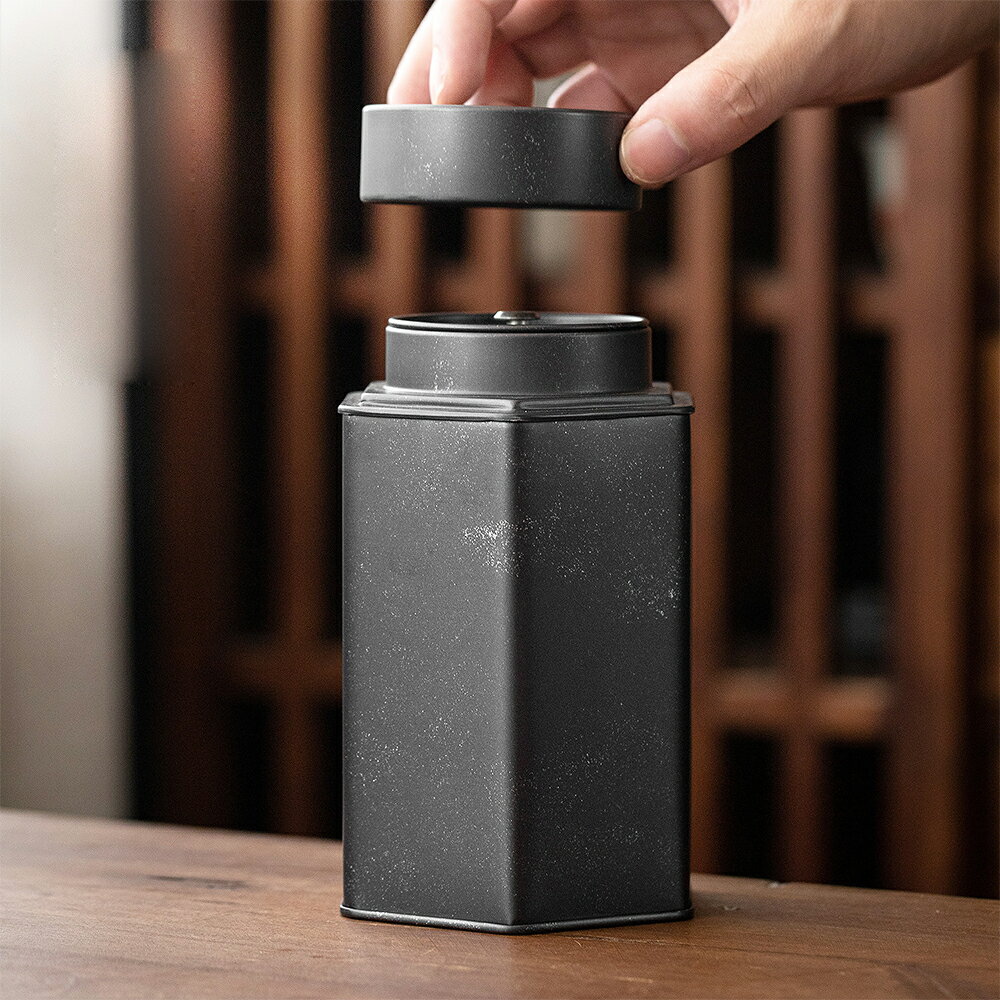 リピーター多数！六方 茶缶 茶筒 茶入 金属缶 ブリキ缶 地缶 レトロ ティーキャニスター アンティークブラック 灰 小さい キャニスター 小箱 平缶 小分け 詰め替え容器 携帯用 空き缶 茶葉 保存容器 密封 紅茶缶 防湿保存 茶芸 プーアル茶 岩茶 緑茶 中国茶 収納缶 IwaiLoft