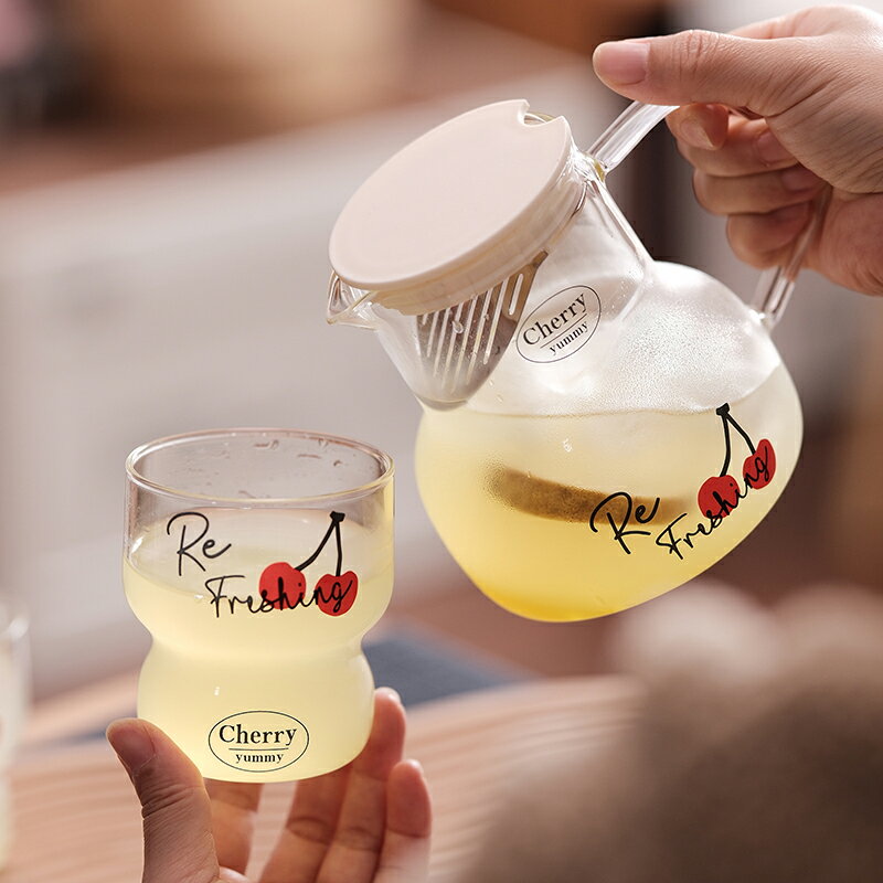 IwaiLoft 美しい佇まい 冷水筒 さくらんぼ ガラスサーバー ガラスポット 3点セット ピッチャー 大容量 耐熱ガラス 熱湯 麦茶ポット ウォーターピッチャー ウォーターカラフェ 小 透明 ジャグ 水差し ドリンクピッチャー ピクルスポット お茶ポット