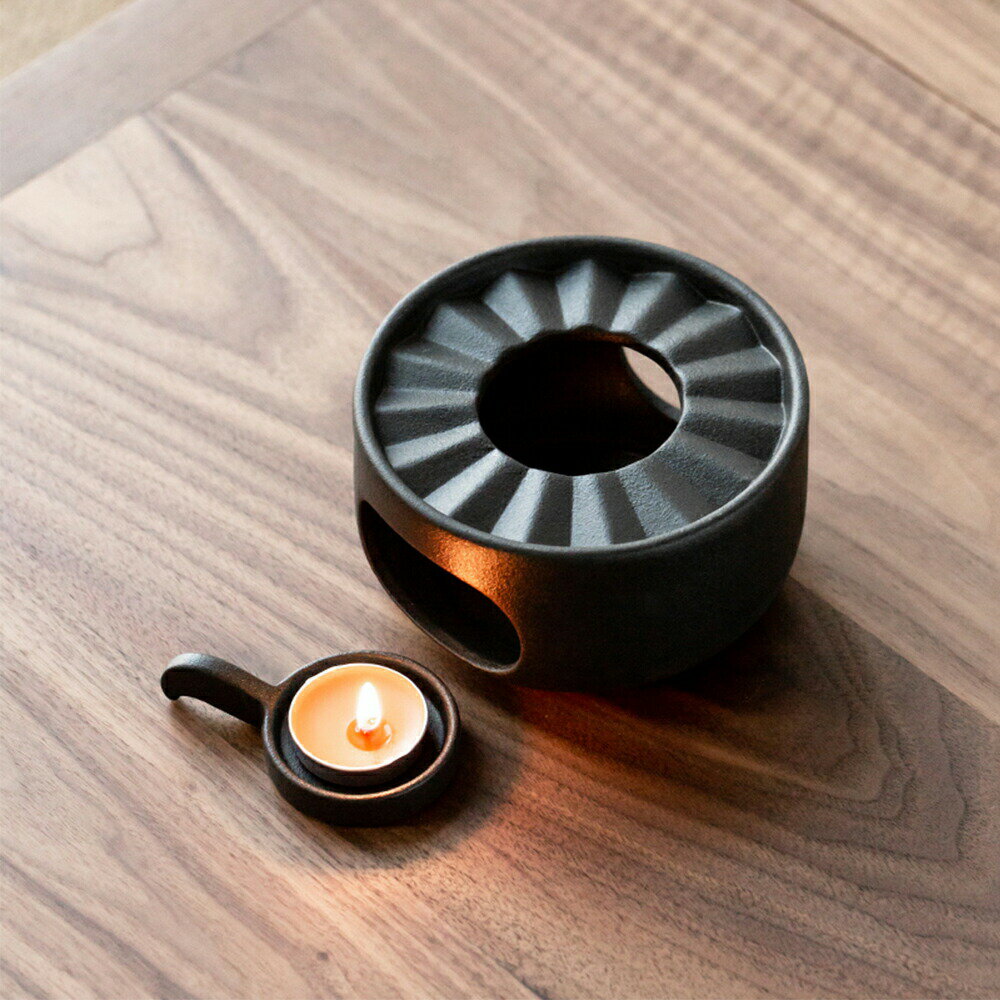黒一色の見た目がかっこいいティーウォーマー。キャンドルを付属の小皿にのせて、側面の穴から差し込めるのが特徴です。火のついたキャンドルを安全に入れられますね。和の雰囲気があるので、急須を置くとよく合います。