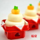 名称 飴菓子 原材料 定番京飴:各商品ページを参照してください 開運干支飴：グラニュー糖、水飴、粉乳、香料、着色料（ラック色素） ミニ鏡餅：砂糖、水飴、粉乳、クエン酸、香料、着色料（赤106・黄4・青1） 鰹節飴：黒砂糖、中双糖、水飴、桂皮末、香料、着色料（赤102・赤106・黄4・青1） 内容量 京飴300粒（3種類ミックス）、2個（開運干支飴・ミニ鏡餅・鰹節飴の2種類が各1個） 賞味期限 365日（開運干支飴は6ヶ月） 保存方法 高温多湿を避け、開封後なるべくお早くお召し上がり下さい。 製造者 株式会社岩井製菓 〒611-0013 京都府宇治市莵道丸山203-3 TEL.0774-21-4023 ■ レビュー書き込みで次回あめプレゼント ご注文選択項目の『レビューを』の欄で『書く』をご選択頂くと、次回の注文時、飴（非売品）をプレゼントいたします。 ※次回の注文商品と同梱いたします。 ※1回の注文につき、プレゼントは1つです。（本件に該当する商品を一度に複数ご注文いただいた場合でもプレゼントは1つとなります。） ※レビューの書き方がわからない方はこちらをご覧ください。 　関連リンク 　カテゴリー 　商品 &raquo;&nbsp;業務用飴 &raquo;&nbsp;迎春の飴 &raquo;&nbsp;定番の京飴 &raquo;&nbsp;開運干支飴 &raquo;&nbsp;ミニ鏡餅 &raquo;&nbsp;開運福袋「京飴福袋」まとめ買いのお得パック 三種類の京飴アソート1キロパックの価格そのままで 【定番京飴より3種類アソート】約300粒の京飴入 下記の定番京飴21種類から3種類の京飴アソート さらに、プラス「開運干支飴」「ミニ鏡餅」「鰹節飴」の内2種類が入ります！！！ ※飴の種類は選べません ▼21種類からいずれか3種類の京飴が入っています▼ 開運干支飴・・毎年20万袋突破の大ベストセラー 2024年干支「辰」を模った紅白の干支飴です。 干支の絵柄のオリジナル袋に、ミルク味（白）と苺ミルク味（赤）の棒付き干支飴が入っています。 同時にその袋は、「おみくじ」になっており楽しさも演出しています。 ミニ鏡餅・・2段のお餅の飴の上にみかんの飴がのっているミニ鏡餅 小さいながらもどっしりしており、お正月ディスプレーとしてぴったりです。 お正月が過ぎたら煮物などの甘味としてもお使いいただけます。 （※餅部：ミルク味、みかん部：みかん味。） 鰹節飴・・鰹節をイメージしたミニ鰹節飴 波照間産の黒糖とあっさりした中双糖で焚きあげ、まわりにはニッキ粉（桂皮末）をまぶし、絶妙な味わいに仕上げました。