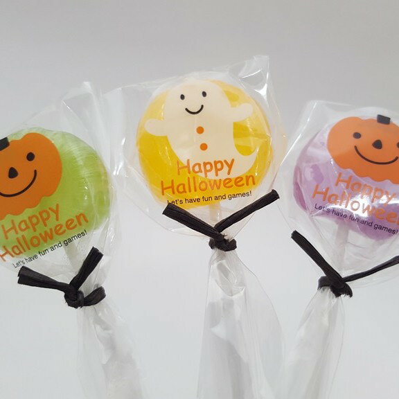 名称 飴菓子 原材料 グラニュー糖、水飴、クエン酸、香料、着色料（ベニコウジ、クチナシ、赤106、黄4、青1） 内容量 100個（1個あたり3本） サイズ 1個あたり約27×9×3.5(cm) 棒付飴の長さ 約13(cm) 賞味期限 180日 保存方法 高温多湿を避け、開封後なるべくお早くお召し上がり下さい。 製造者 株式会社岩井製菓 〒611-0013 京都府宇治市莵道丸山203-3 TEL.0774-21-4023 注意事項 本商品は、複数個ご購入の場合でも割引率は変わりません。 ■ レビュー書き込みで次回あめプレゼント ご注文選択項目の『レビューを』の欄で『書く』をご選択頂くと、次回の注文時、飴（非売品）をプレゼントいたします。 ※次回の注文商品と同梱いたします。 ※1回の注文につき、プレゼントは1つです。（本件に該当する商品を一度に複数ご注文いただいた場合でもプレゼントは1つとなります。） ※レビューの書き方がわからない方はこちらをご覧ください。ハロウィンカラーのオレンジ飴、マスカット飴、グレープ飴 3種類のかわいい棒付キャンディー。 お化けとかぼちゃのハロウィンシールが貼っています。 （シールはランダムです） プチギフト、イベントやご来店記念品等の 粗品としてもぜひご利用下さい。