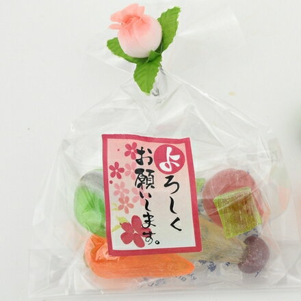 名称 飴菓子 原材料 グラニュー糖、水飴、クエン酸、粉乳、香料、着色料（ラック、赤106・黄4・青1） 内容量 5粒 サイズ 14×10×3(cm) 賞味期限 365日 保存方法 高温多湿を避け、開封後なるべくお早くお召し上がり下さい。 製造者 株式会社岩井製菓 〒611-0013 京都府宇治市莵道丸山203-3 TEL.0774-21-4023 注意事項1 商品画像はイメージです。季節により、中身の飴が変わることがございますので、何卒ご了承願います。 注意事項2 本商品は、複数ご購入の場合でも割引は適用されません。 ■ レビュー書き込みで次回あめプレゼント ご注文選択項目の『レビューを』の欄で『書く』をご選択頂くと、次回の注文時、飴（非売品）をプレゼントいたします。 ※次回の注文商品と同梱いたします。 ※1回の注文につき、プレゼントは1つです。（本件に該当する商品を一度に複数ご注文いただいた場合でもプレゼントは1つとなります。） ※レビューの書き方がわからない方はこちらをご覧ください。新生活応援グッズ。 引越しなど新たな環境で生活をする際に、ご挨拶としてお配りできるプチギフトです。 また、開店記念の粗品にもご利用いただけます。 これからお世話になる方へ、ご挨拶と共にほんの気持ちとして添えてみてはいかがでしょうか？ 　プチお野菜 京都の飴職人がひとつひとつ真心こめて手作業で作る、ミニチュア飴。 「かぶら・人参・ししとう・そら豆・なす」のベジタブルキャンディが入っております。 昔ながらの製法でじっくり地釜で炊き上げており、見た目だけではなく味にも定評があります。 ※商品画像はイメージです。季節により、中身の飴が変わることがございますので、何卒ご了承願います。