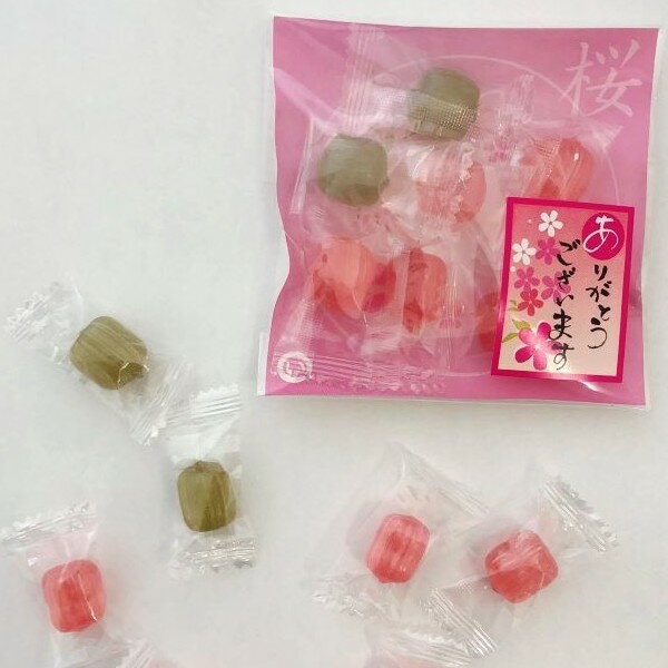 名称 飴菓子 原材料 砂糖、水飴、乾燥桜花弁、ハーブエキス、メントール、食塩、桜葉パウダー、着色料（ラック） 内容量 6粒 サイズ 9×10×2cm 賞味期限365日保存方法高温多湿を避け、開封後なるべくお早くお召し上がり下さい。 製造者 株式会社岩井製菓 〒611-0013 京都府宇治市莵道丸山203-3 TEL.0774-21-4023 注意事項 本商品は、複数個ご購入の場合でも割引は適用されません。 ■ レビュー書き込みで次回あめプレゼント ご注文選択項目の『レビューを』の欄で『書く』をご選択頂くと、次回の注文時、飴（非売品）をプレゼントいたします。 ※次回の注文商品と同梱いたします。 ※1回の注文につき、プレゼントは1つです。（本件に該当する商品を一度に複数ご注文いただいた場合でもプレゼントは1つとなります。） ※レビューの書き方がわからない方はこちらをご覧ください。開店記念の粗品、退職のご挨拶、結婚式のプチギフト 春といえば「桜」とすぐに頭に浮かぶほど、私たちにとっては親しみ深い花です。 桜の開花から葉桜まで、ほんとに綺麗な花ですね。 そんな桜の花びらを使用した大人気ののど飴です☆ 開店記念の粗品、退職のご挨拶、結婚式のプチギフトなどお世話になった方々へ、 ほんの気持ちとしてお配り頂けるプチギフトです。