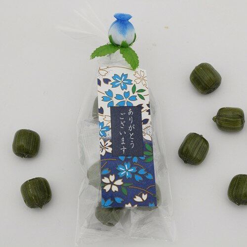 名称 飴菓子 原材料 サイダー飴：砂糖、水飴、クエン酸、香料、着色料（青1） 抹茶飴:砂糖、水飴、抹茶 京の露:砂糖、水飴 京の甘酒飴：砂糖、水飴、酒粕 内容量 100個（1個あたり7粒） サイズ 1個あたり6.8×15.5×2cm 賞味期限 365日 保存方法 高温多湿を避け、開封後なるべくお早くお召し上がり下さい。 製造者 株式会社岩井製菓 〒611-0013 京都府宇治市莵道丸山203-3 TEL.0774-21-4023 注意事項 本商品は、複数個ご購入の場合でも割引率は変わりません。 ■ レビュー書き込みで次回あめプレゼント ご注文選択項目の『レビューを』の欄で『書く』をご選択頂くと、次回の注文時、飴（非売品）をプレゼントいたします。 ※次回の注文商品と同梱いたします。 ※1回の注文につき、プレゼントは1つです。（本件に該当する商品を一度に複数ご注文いただいた場合でもプレゼントは1つとなります。） ※レビューの書き方がわからない方はこちらをご覧ください。 &raquo;&nbsp; 父の日 京小花の関連商品はコチラ普段、照れくさくてなかなか声にだして言えていない感謝の言葉 「いつもありがとう」に添えてわたす、ささやかな贈りもの。 サイダー飴、抹茶飴、京の露（べっこう飴）、甘酒飴の4タイプをご用意致しました。 造花付のプチギフトです。 ホワイトデー・母の日に大好評頂きました『京小花』の父の日バージョンです。