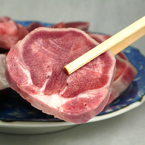 アイテムインフォメーション 名称 豚内臓肉 商品名 豚タン 焼肉用 原産地 国産 内容量 500g 保存温度 要冷凍 -18℃以下 賞味期限 製造日から30日 容器包装 簡易パック 特記事項 ★ お肉は冷蔵庫内など低温で時間をかけて解凍してください。その際にドリップ(肉汁)が出ないようにご注意ください。★ 鉄板焼き・網焼き・ホットプレートなどで中心部分まで十分に加熱してお召し上がりください。 2021/09/10受注分から商品仕様を変更いたしました。スライスしたお肉1片ごとに取り出しが可能な「バラ凍結・簡易パック」としております。必要量を素早く解凍することが可能となったため、「配送時の温度設定」オプションは廃止して冷凍専用商品といたしました。もちろん、普通の厚みでも、とっても美味しい。 この焼き色、たまりませんね。 牛タンをも打ち負かす！この味をぜひご堪能ください。