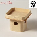 折敷縁外径約8cm5mm×8cm5mm折敷内径約7cm9mm×7cm9mm 総高さ約7cm6mm 神棚等でお供えを載せる台にお使いいただけます。小サイズです。三宝(尾張檜)3寸(神饌を載せる台) 三方とは（大辞林調べ）檜の白木で作った折敷を、三方に刳り形のついた台に付けた物。 当社では商品名に三宝を使用しています。神饌を載せたり儀式用の台とする。 古くは食事の膳に用いた。置き方は、真ん中の刳り形を人間のほうに向けます。