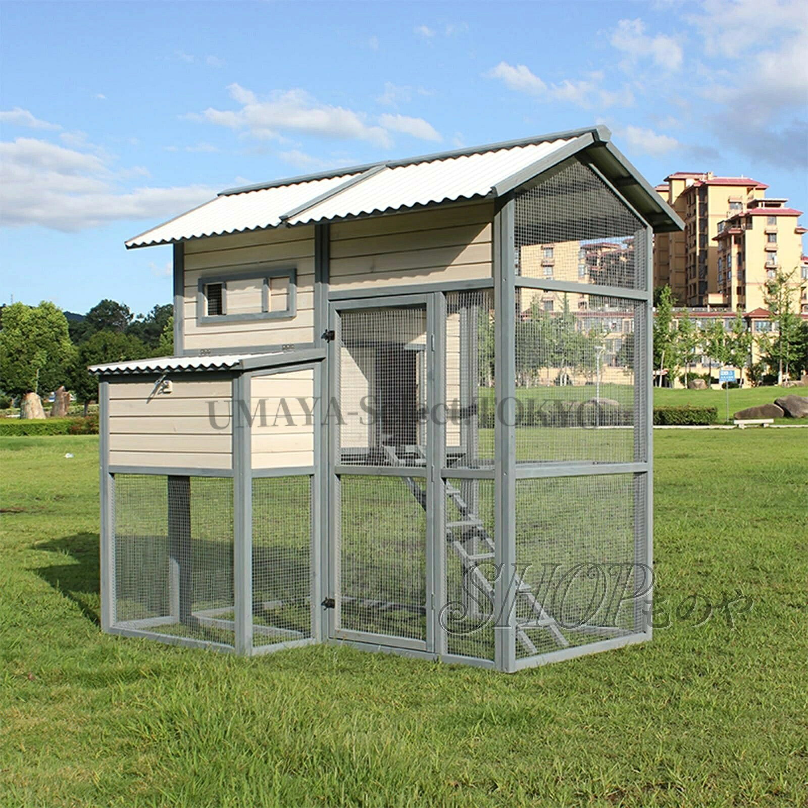 【商品名】木製鶏小屋、屋外鶏小屋、ねぐらの柵と引き出し式トレイ付き、ウサギ、アヒル、モルモット用の家禽ケージ【価格】156926円【商品説明】? 屋外用ウサギ小屋は、安全性と自由さを完璧に組み合わせたもので、鶏、ウサギ、モルモット、小さなアヒル、その他の小型/中型ペットなどの毛皮で覆われた友達に最適な家を提供します。? 素朴な外観と傾斜した屋根が特徴のウサギ小屋は、屋内と屋外の環境に目を引く追加要素になります。十分な運動とプライベートな睡眠エリアを備えた屋外用ウサギ小屋。? ペットに優しい仕上げの無垢材構造のウサギ小屋、風/雨/雪の日から小さなペットを効果的に保護するフルカバーの屋根。屋内と屋外の環境に適しています。? ウサギ小屋すべての金網は、偶発的な怪我を防ぐためにしっかりと溶接されています。この小さな鶏小屋は何年も使用でき、メンテナンスはほとんど必要ありません。ドアには逃げないようにボルトロックが付いています。? ウサギのケージは傾斜路付きで設計されており、ペットは生活空間の上部と下部に簡単にアクセスできます。ウサギ小屋の取り外し可能な引き出し式トレイ！漏れがなく、亜鉛メッキ品質が高く、お手入れが簡単！説明：屋外用ウサギ小屋は組み立てが簡単です。購入および使用中に問題が発生した場合は、いつでもご連絡ください。できるだけ