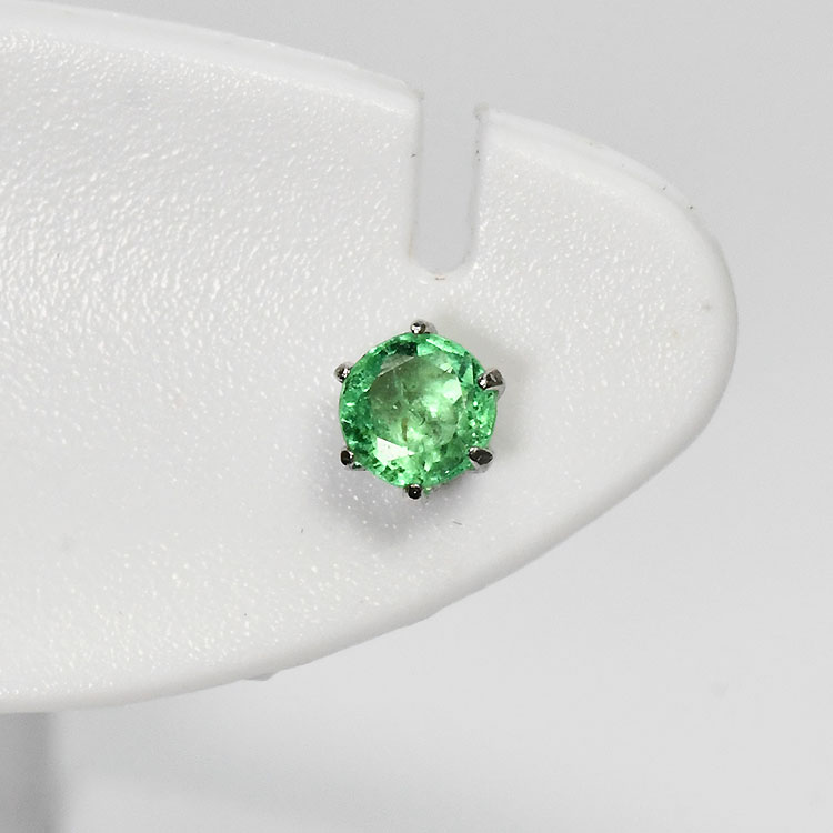 【5月の誕生石】 プラチナ×誕生石 一粒ピアス エメラルド Pt900 日本製ジュエリー 誕生石ピアス 6本爪 天然石 誕生日 【送料無料】 iyashigoods-10028193 癒し通りのアクセサリー屋さん サンプル画像2