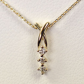 ダイヤモンド ネックレス イエローゴールド K10YG・ダイヤモンド0.03ct　キスマーク3ストーンペンダント