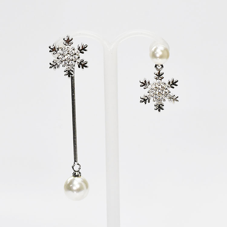 CZ×パール アシンメトリー スノーフレークピアス 雪の結晶 キュービックジルコニア