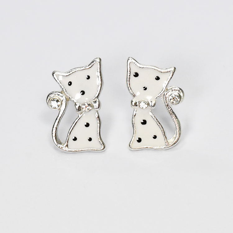 最終処分！1580円→780円（税別） エナメルキャットピアス ホワイト シルバー925 クリスタル スワロ