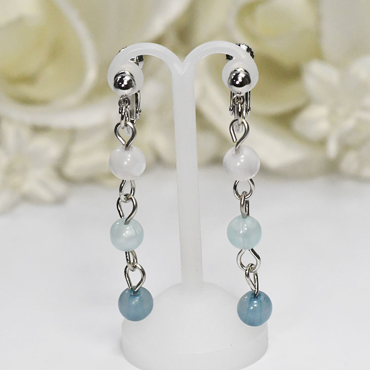 グラデーションカラーの3ストーンイヤリング ブルーグレー 優雅に揺れる 日本製 国産 手作り