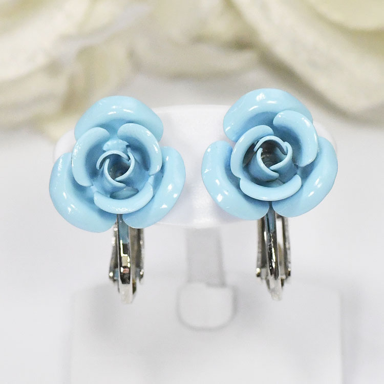 大きめサイズ パステルローズイヤリング スカイブルー 薔薇モチーフ ノンホール 日本製 国産 手作り