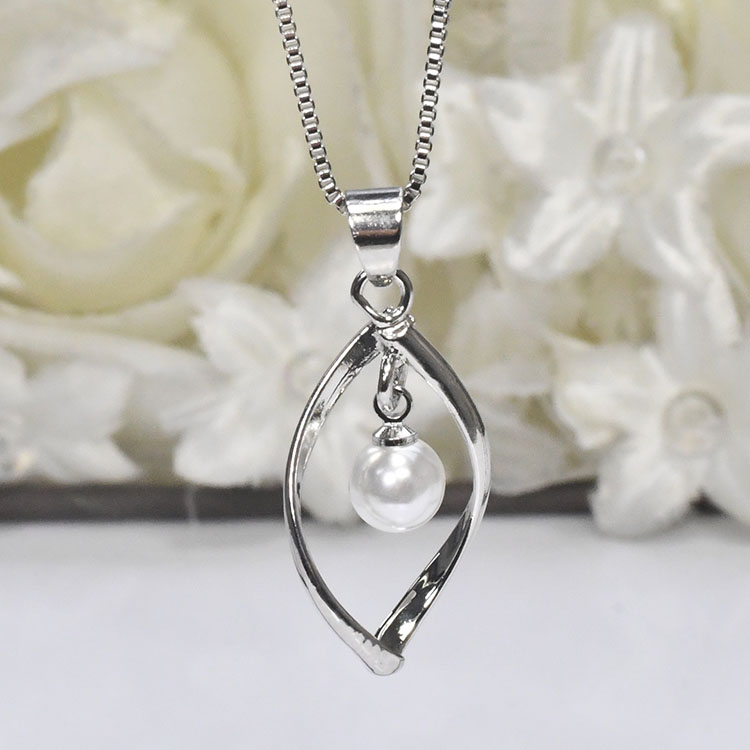 枠の中で繊細に揺れる パール シェイクインザフレームペンダント ネックレス 白 真珠 スウィング