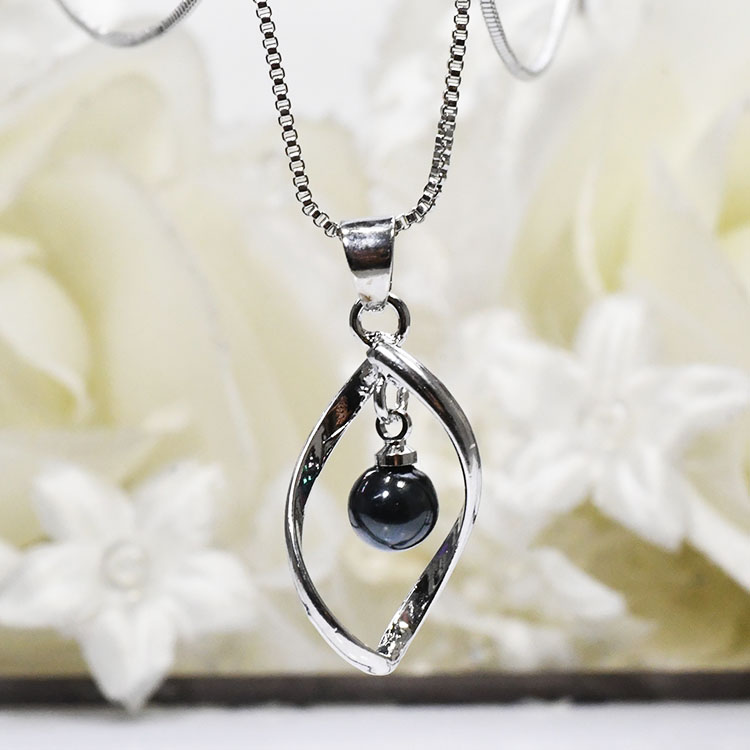枠の中で繊細に揺れる ブラックパール シェイクインザフレームペンダント ネックレス 黒 真珠 スウィング