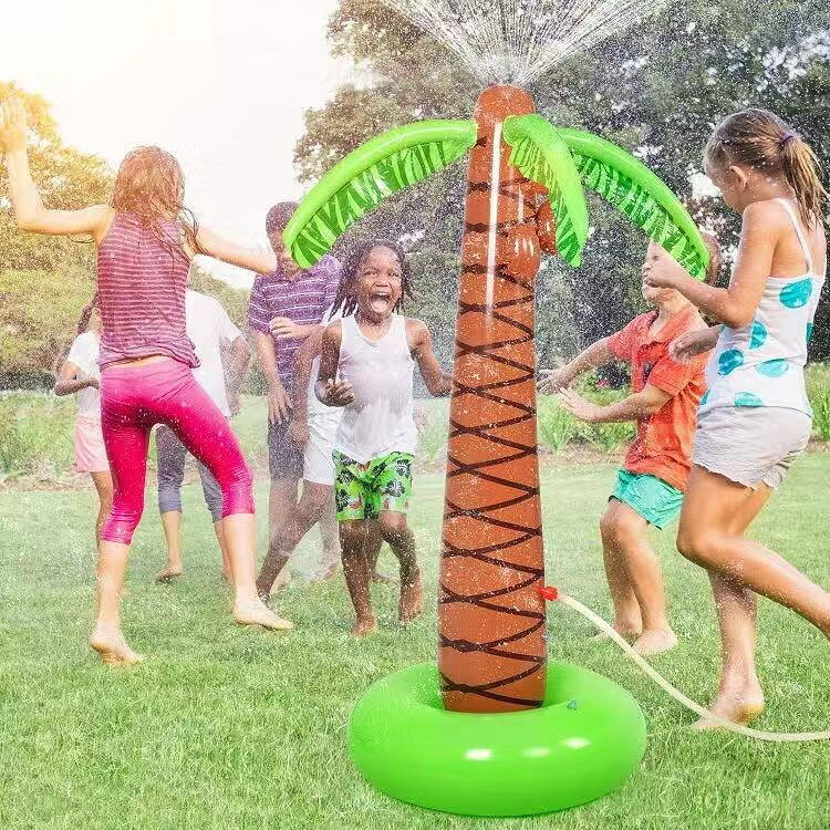 水遊び 噴水 おもちゃ ヤシの木 庭 噴水プール 噴水マット プールマット 水遊び 大型 キッズ 子供用 大人 熱中症対策 男の子 女の子 自宅 ビーチ 庭 簡単収納 夏の日 家庭用 夏対策 水遊び用の楽しい噴水のおもちゃです！ヤシの木から勢いよく水が飛びだし、こどもたちは大喜び！夏のお庭でプール遊びを楽しむ時に、気軽に使えてみんなでワイワイ盛りあがれるサマーグッズです☆ 160CMの高さ、水で満たされた椰子の木は、この蒸し暑い夏にあなたの子供に無限の幸せを与えることができます。 ■ 不良品対応期間 商品到着後7日間以内に、商品自体の品質問題が確認された場合： 無料交換または全額返金の対応をさせていただきます。 （7日経過後の返金対応は承れませんのでご了承ください。） ■以下の場合は一切の返品・交換が不可となります ? お客様の使用ミスによる破損 ? 取扱説明書に記載されていない使用方法 以上のご注意事項をどうぞご確認の程お願い申し上げます。