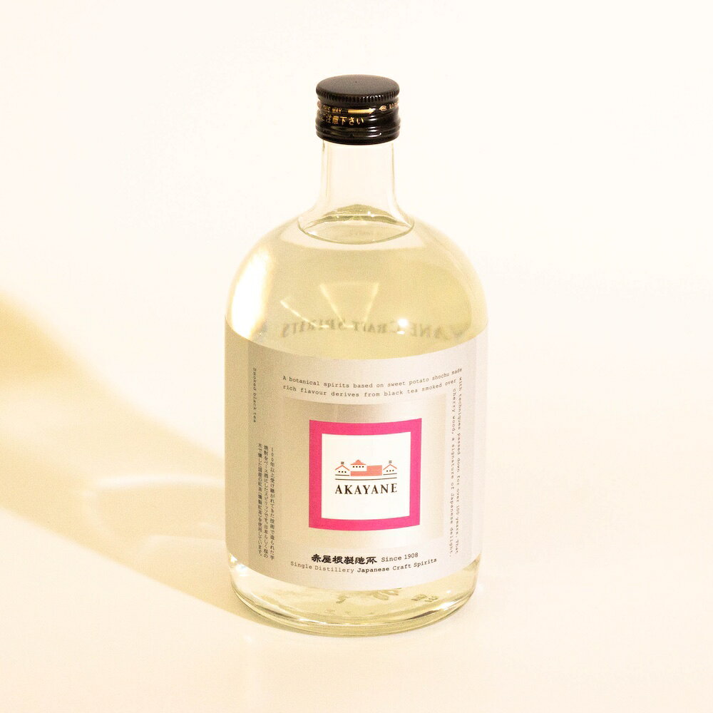 商品詳細 内容量 720 アルコール度数/45度 ご注意 開封後はお早めにお飲み下さい。 保存方法 直射日光を避け、冷暗所で保存して下さい。 原材料 芋焼酎（国内製造）、燻製紅茶（国産） 製造元 （有）佐多宗二商店 商品説明 自家製のイモ焼酎で造ったベース酒に桜の木で燻した紅茶を浸漬させています。さらにドイツ製の蒸留器でじっくり蒸留を行うプロセスを経て、茶葉由来の渋みを排し純粋な香りをクリアな液体に閉じ込めたエレガンススピリッツです。 グラスに注げば、少し野生的な薫香とともに紅茶の上品なアロマが立ち昇ります。