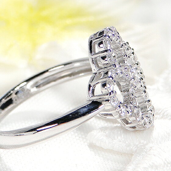 ジュエリーAURAのPt900【0.50ct】 クローバー ダイヤモンド リング【送料無料】人気 ダイヤ リング プラチナ 四つ葉のクローバー 四葉 ヨツバ 花 0.50カラット 豪華 フラワー 可愛い 代引手数料無料 品質保証書 レディース ジュエリー ギフト 女性 贈り物 重ね着け クリスマス プレゼント｜アングル2
