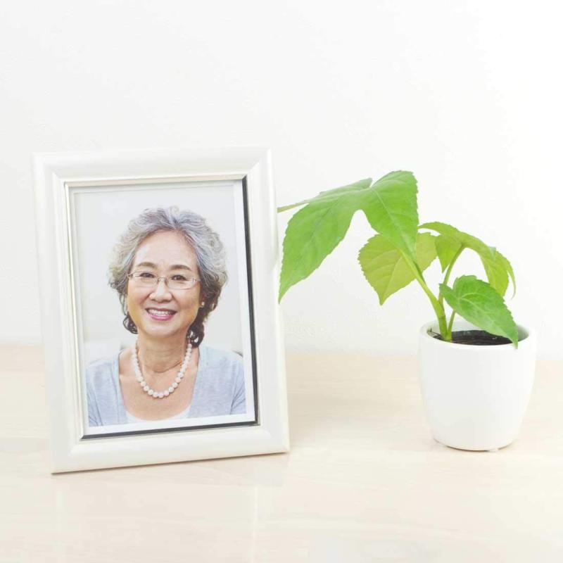 遺影 ホワイト 白色 額縁 肖像額 葬儀用キャビネ判写真 透明ガラス ネクタイスタンド立て 2L版写真
