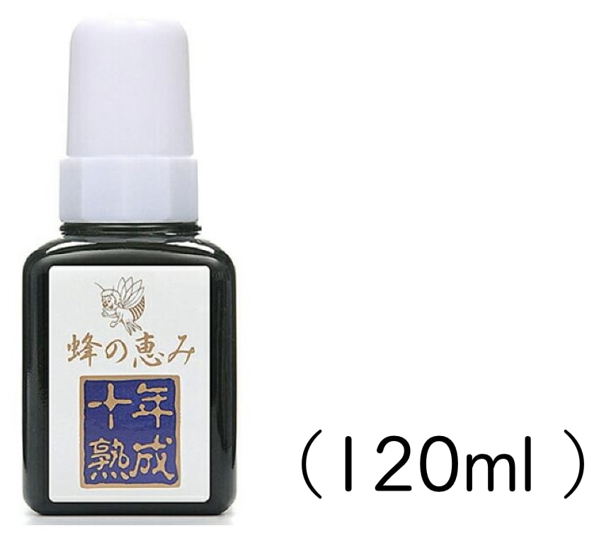 こちらの商品の特徴 〜蜂の恵みシリーズ〜 蜂の恵み十年熟成プロポリス 本物へのこだわり 木の樽で長期熟成 十年熟成した最高級品。木の樽で10年以上じっくりと熟成してあります。成分濃度、味、香り、飲みやすさ、いずれの点においてもサンフローラ社最高級のプロポリス液で、品質にこだわり続けた一品です。 ※使いやすいスポイト付 大自然の恵みを皆様に ブラジル産のプロポリス原塊はユーカリの木やアレクリンという植物の樹脂・樹液等からアフリカ化蜜蜂という種というプロポリスを生産する能力の非常に高い蜜蜂によって作られ、その含有成分等から品質が世界最高と言われています。 プロポリスは古代から現代に至るまで、唯一無二の健康補助食品として人々に利用され、その存在価値を保ち続けています。株式会社サンフローラでは、創業以来プロポリスの機能性に着目し、より良質のプロポリス製品をご提供するために研究を重ねて参りました。 ブラジル産のプロポリス原塊（ユーカリ系ブラウンを主にしたアレクリン系グリーンを含む）を原料として、食用アルコールと水で時間をかけて抽出したプロポリス液を濾過し、木の樽で長期にわたり熟成する製法によって高品質のプロポリス製品をお届けしております。ブラジル産のプロポリス、蜂蜜にこだわって、良い製品を供給できるよう今後も努力し続け当社製品が皆様の健康のお役に立てればと思っております（株式会社サンフローラ） こんな方におすすめします。 ・カラダに深刻なお悩みをお持ちの方 ・栄養バランスが気になる方 ・積極的に健康を考える方 ・若々しくありたい方 おすすめのお召し上がり方 基本的にプロポリス液を水で薄めてお飲み頂けます。 ニオイや味が苦手な方には（成分を失わず、ヤニ膜の発生を抑えた）美味しい飲み方もご紹介いたします。 （おすすめの一例） 1. 乾いたコップにハチミツを小さじ1杯程度（分量はお好みで）入れる。 2. その上にプロポリス液1〜2スポイト（1〜2ml）を入れ、よく混ぜ合わせる。 3. お好みの量の水、ジュース、牛乳などを加え、混ぜてからお飲み下さい。 ※体調に併せて分量は増減して下さい。1日2〜3回飲まれる方もおられます。 商品の詳細 商品名 蜂の恵み 十年熟成プロポリス液 内容量 120ml（2〜4ヶ月分）　　　 商品区分 健康食品 栄養成分表示 フラボノイド（ケルセチン、ケンフェロール、クリシン、アカセチン、ガランギンなど）、桂皮酸誘導体（アルテピリンC）、クレロダン系ジテルペン、カフェ酸フェネチルエステル、アミノ酸（ロイシンなど必須アミノ酸9種、グルタミン酸、グリシン、アスパラギン酸）、ビタミン（A、B1、B2、B6、ナイアシン、パントテン酸など）、必須脂肪酸（リノール酸、リノレン酸）、ミネラル（カルシウム、カリウム、ナトリウム、鉄、マグネシウム、亜鉛、リンなど） 100g当たり エネルギー：565kcal、たんぱく質：0.5g、脂質：16.6g、炭水化物：7.2g、ナトリウム：2.5mg 原材料名 ブラジル南部産ユーカリ系プロポリス、食用アルコール 保存方法 高温になる所や直射日光は避け、湿気の少ない低温な場所で保管してください。 開封後はフタはしっかり絞めて頂き、お早めにお召し上がりください。 ご使用上のご注意 高温になる所や直射日光は避けて保存し、フタはしっかり絞めてください。 プロポリスは優れた自然食品ですが、体質に合わないと思われるときは休止し、再開するときは少量からお始めください。 賞味期限 パッケージまたはラベルに記載 保証 商品の品質保証の観点からご返品は承りかねます。ご了承くださいませ。 製造国 日本製 販売者 株式会社サンフローラ 広告文責 Japan Premium Selection（03-4446-7548） ご使用上の注意 妊娠、授乳期、通院、治療中の方が飲用される場合は、専門医などにご相談することをお勧めいたします。 お身体に異常を感じたら、飲用を中止し医療機関にご相談ください。 乳幼児、お子様の手の届かない場所で保管し、のどに詰まらせることのないようにしてください。 【免責事項】 商品規格・仕様（容量、パッケージ、原材料、原産国など）が変更される場合がございます。 ご使用前には必ずお届けした商品の商品ラベルや注意書きをご確認ください。 蜂の恵み十年熟成プロポリスプロポリス液プロポリスサンフローラオーガニック熟成プロポリス木の樽無添加ブラジル産ユーカリ・アレクリン系アルコール抽出