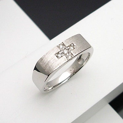 乐天商城 - 『ジュエリークイーン』ホワイトゴールド(K18WG) ダイヤモンド リング(0.05ct/クロス/太め/十字架/ツヤ消し/メンズ)【宝石 ジュエリー】【プレゼント】【刻印無料】*