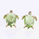 亀 カメ タートル ピアス ペリドット 8月の誕生石 ハワイアンジュエリー風ユニークピアス オモシロ ユーモア プレゼント 贈り物 55199