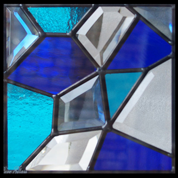 ◇商品概要◇ ・石積のようにブロック状に配置された色ガラスは、エクステリアにもってこいの装飾です。面取りガラスの輝きが外構を明るく彩ります。 ・寸法：Dサイズ（縦200mm×横200mm×厚さ18mm）　 ・重さ：約1.3kg ・ケーム：ブラック ・一部鏡面仕様ガラス こちらの商品は【j-Relifeジェイリライフ】が承り、メーカーから直接お送りいたします。 メーカー在庫がある場合は3〜5営業日以内に出荷いたします。