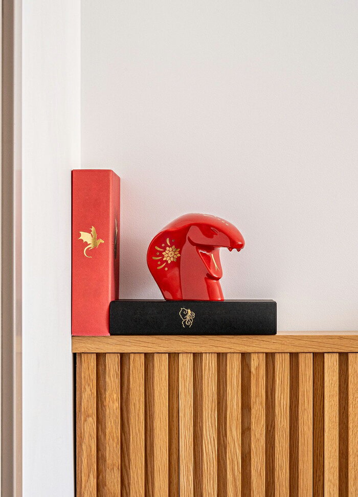 【P5倍+クーポン】The Snake (Red - Gold) LLADRO 蛇 リヤドロ フィギア 置物 干支 かわいい フィギュリン オブジェ インテリア 磁器 リアル スペイン プレゼント お祝い 新築 開業 リビング 【正規品】01009760