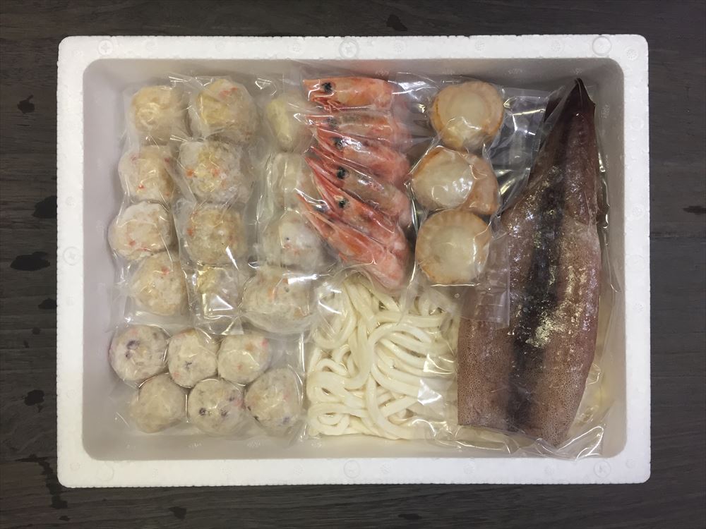 お中元 北海道 海鮮つみれ鍋 （かに入つみれ×4個 えび入つみれ×4個 とりごぼうつみれ たこ入つみれ ボイル海老 ボイル帆立 ツボ抜きいか×1尾 冷凍うどん×1玉） たれ50ml×2袋 鍋 北海道 冷凍30日 熨斗対応 送料無料 ギフト 贈答 記念日 産地直送