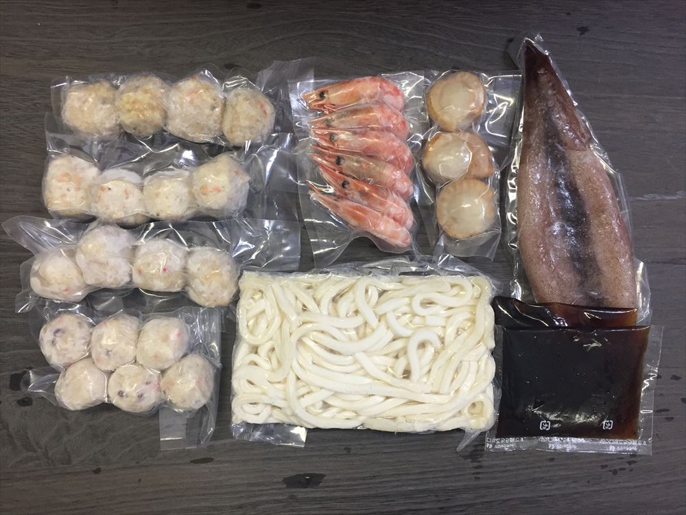 お中元 北海道 海鮮つみれ鍋 （かに入つみれ×4個 えび入つみれ×4個 とりごぼうつみれ たこ入つみれ ボイル海老 ボイル帆立 ツボ抜きいか×1尾 冷凍うどん×1玉） たれ50ml×2袋 鍋 北海道 冷凍30日 熨斗対応 送料無料 ギフト 贈答 記念日 産地直送