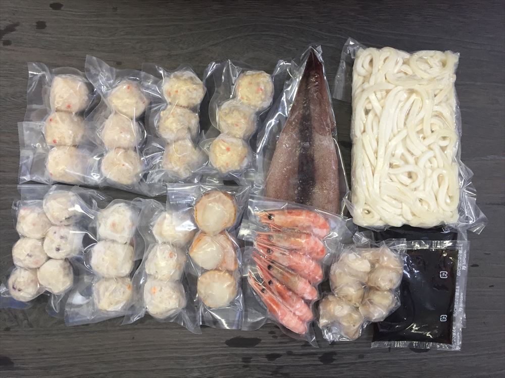 お中元 北海道 海鮮つみれ鍋 （かに入つみれ×6個 えび入つみれ×6個 とりごぼうつみれ たこ入つみれ ボイル海老 ボイル帆立 ボイルつぶ ツボ抜きいか×1尾 冷凍うどん×1玉） たれ50ml×2袋 鍋 北海道 冷凍30日 熨斗対応 送料無料 ギフト 贈答 記念日 産地直送