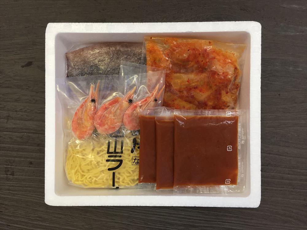 北海道 海鮮キムチ鍋 白菜キムチ100g×1 ボイル海老×3 ボイル帆立×2 かに入つみれ20g×2 ツボ抜きいか100g×1 冷凍生ラーメン80g×1 たれ(...