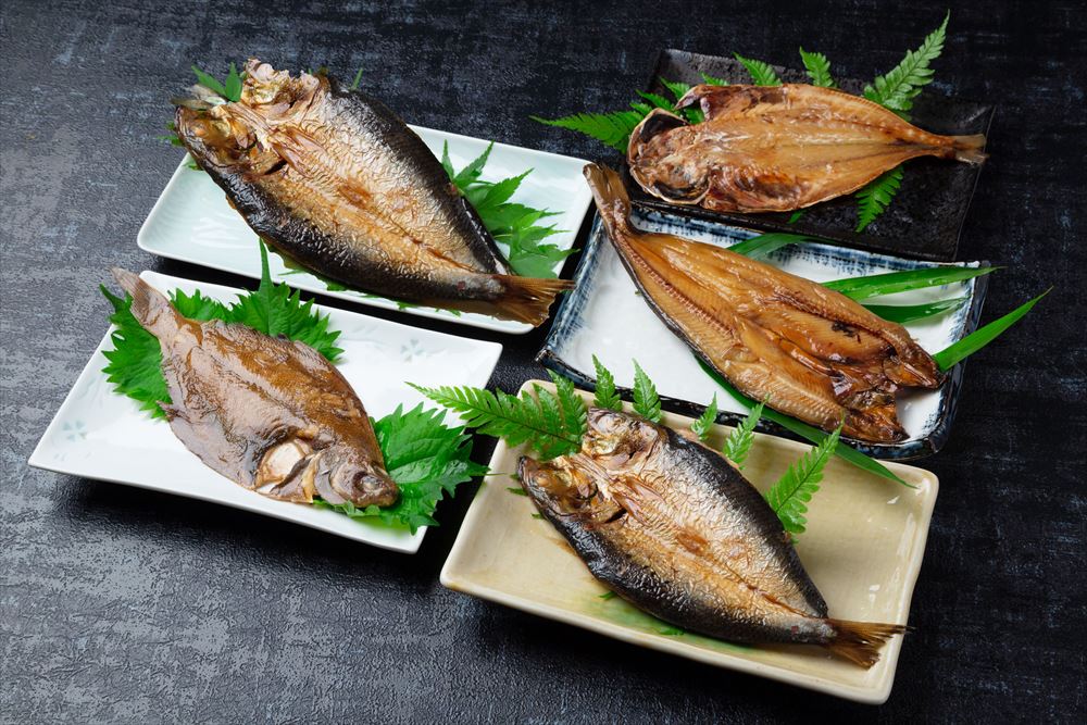≪お中元≫静岡 骨まで食べられる焼き魚 詰合せ かます2枚 あじ2枚 ほっけ1枚 カレイ1枚 イワシ2枚 (計8枚) 海産品 静岡県 常温180日 熨斗対応 送料無料 ギフト 贈答 記念日 産地直送 プレゼント 内祝い